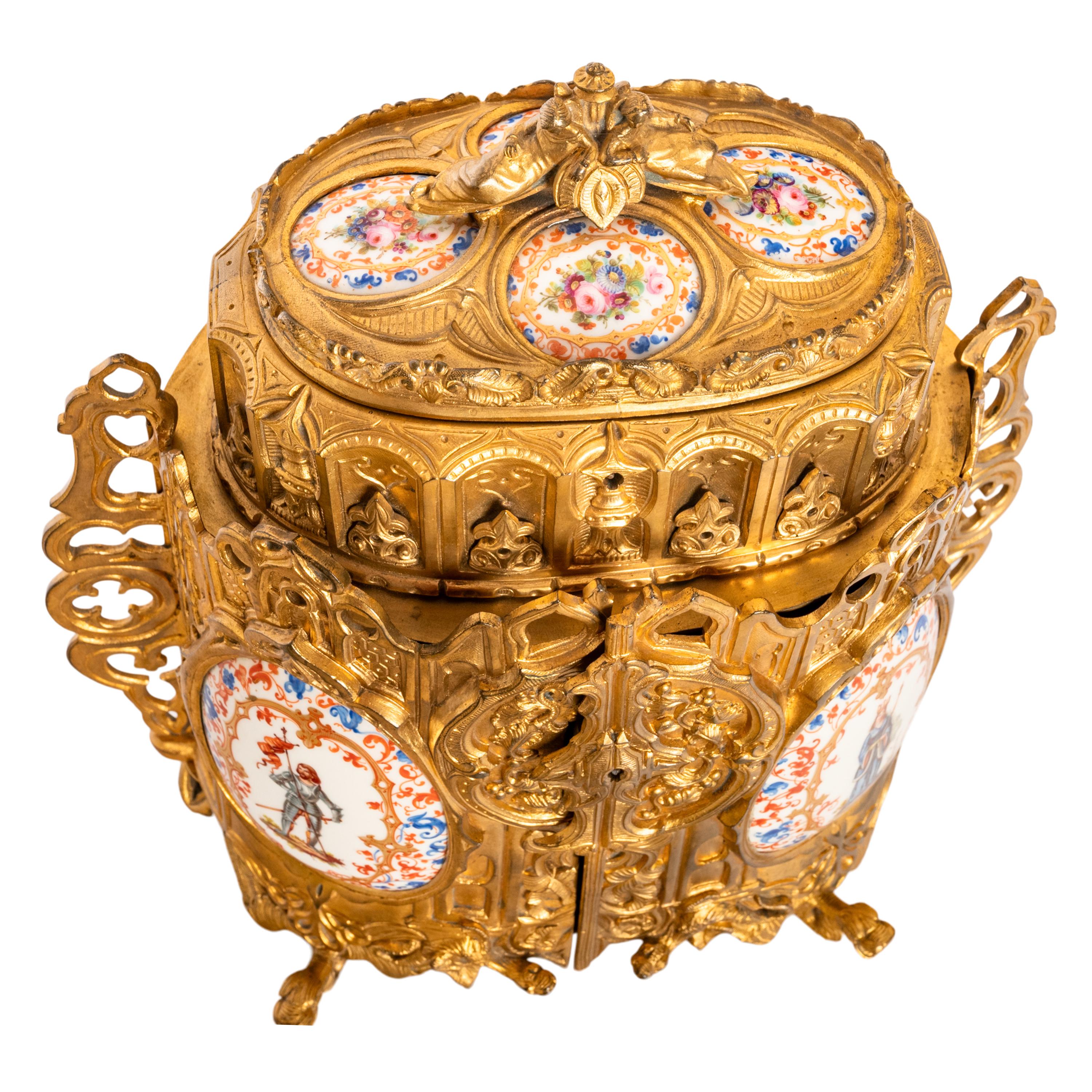 Antique boîte à bijoux néo-gothique française de style médiéval doré en bronze doré  en vente 6