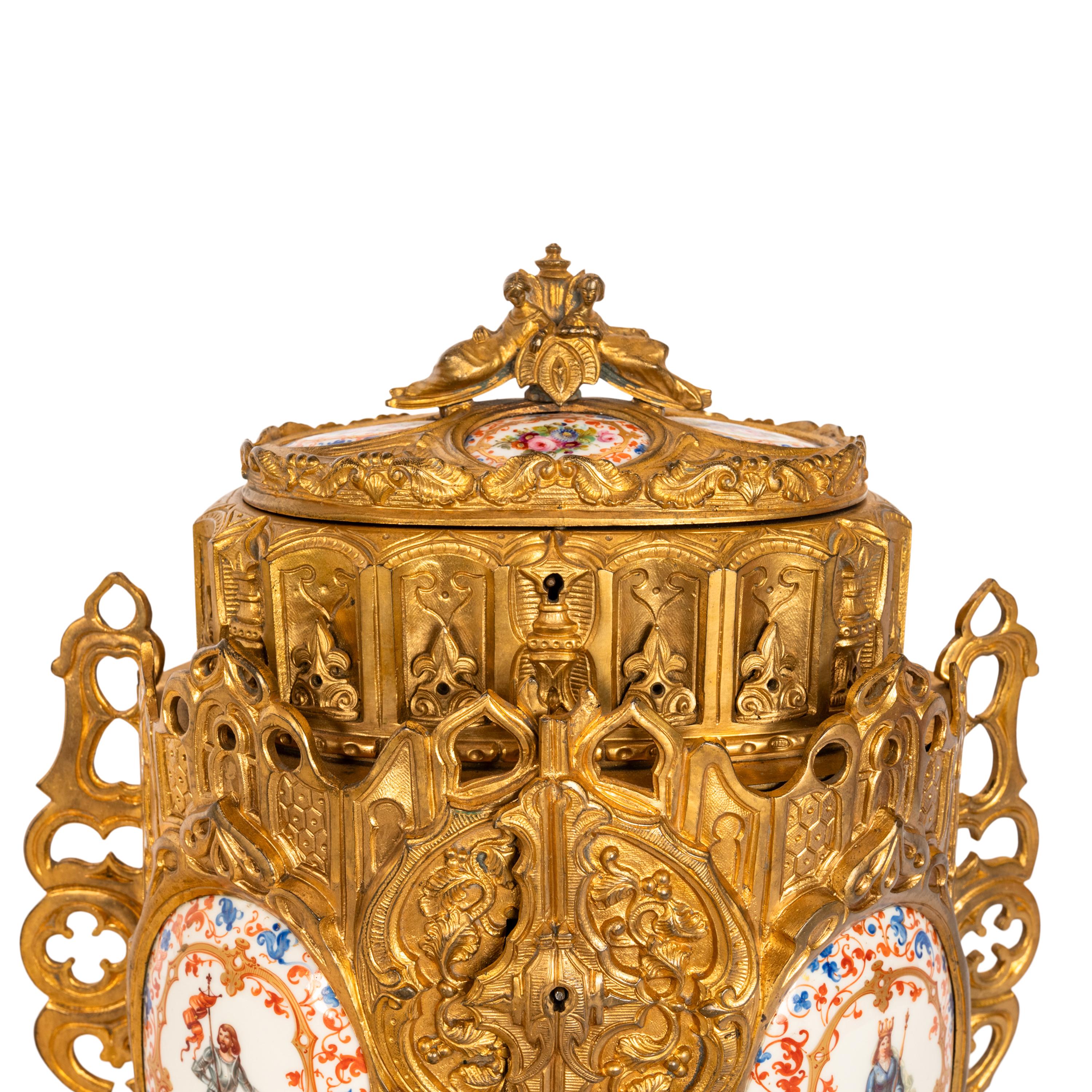 Antique boîte à bijoux néo-gothique française de style médiéval doré en bronze doré  en vente 9