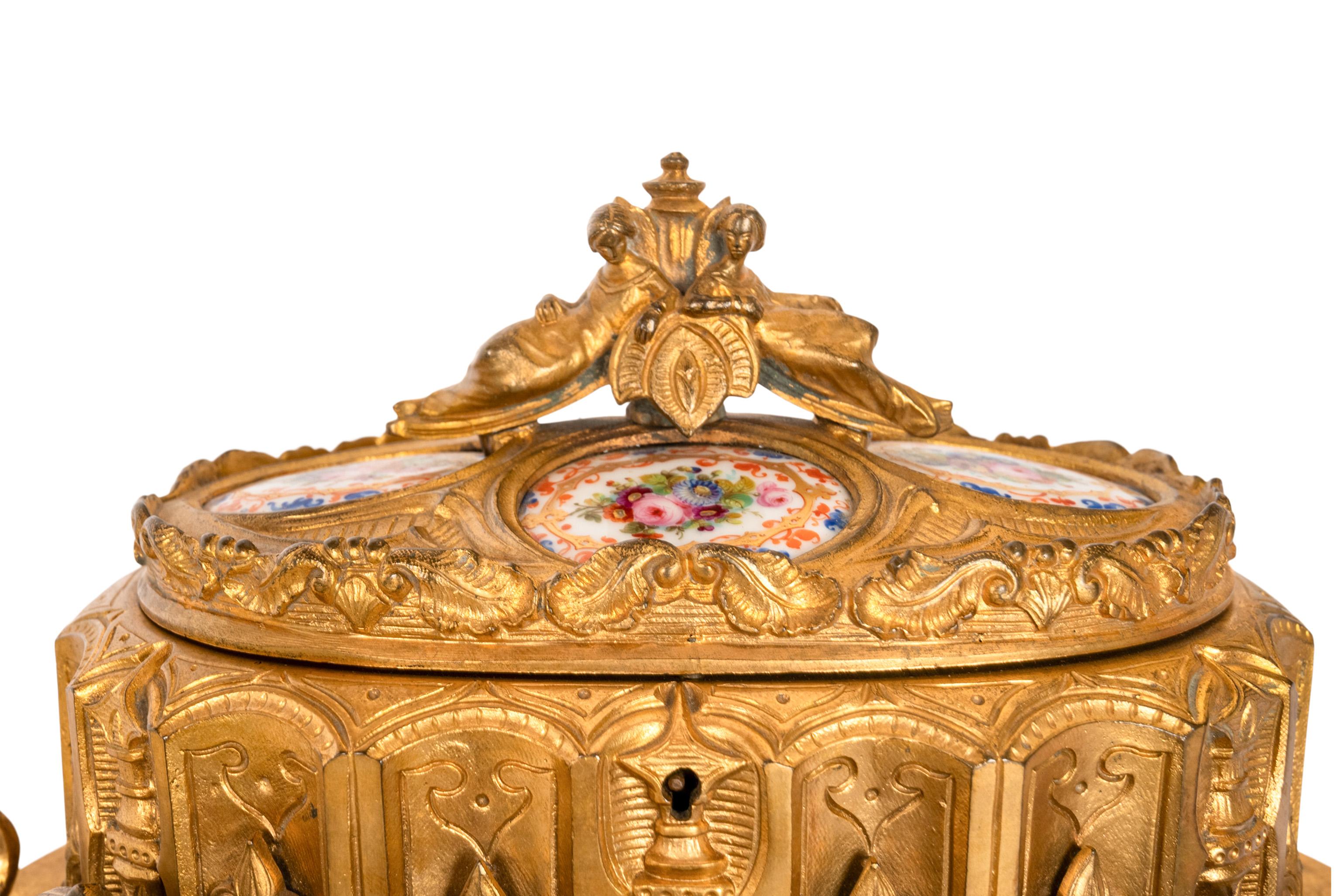 Antique boîte à bijoux néo-gothique française de style médiéval doré en bronze doré  en vente 10