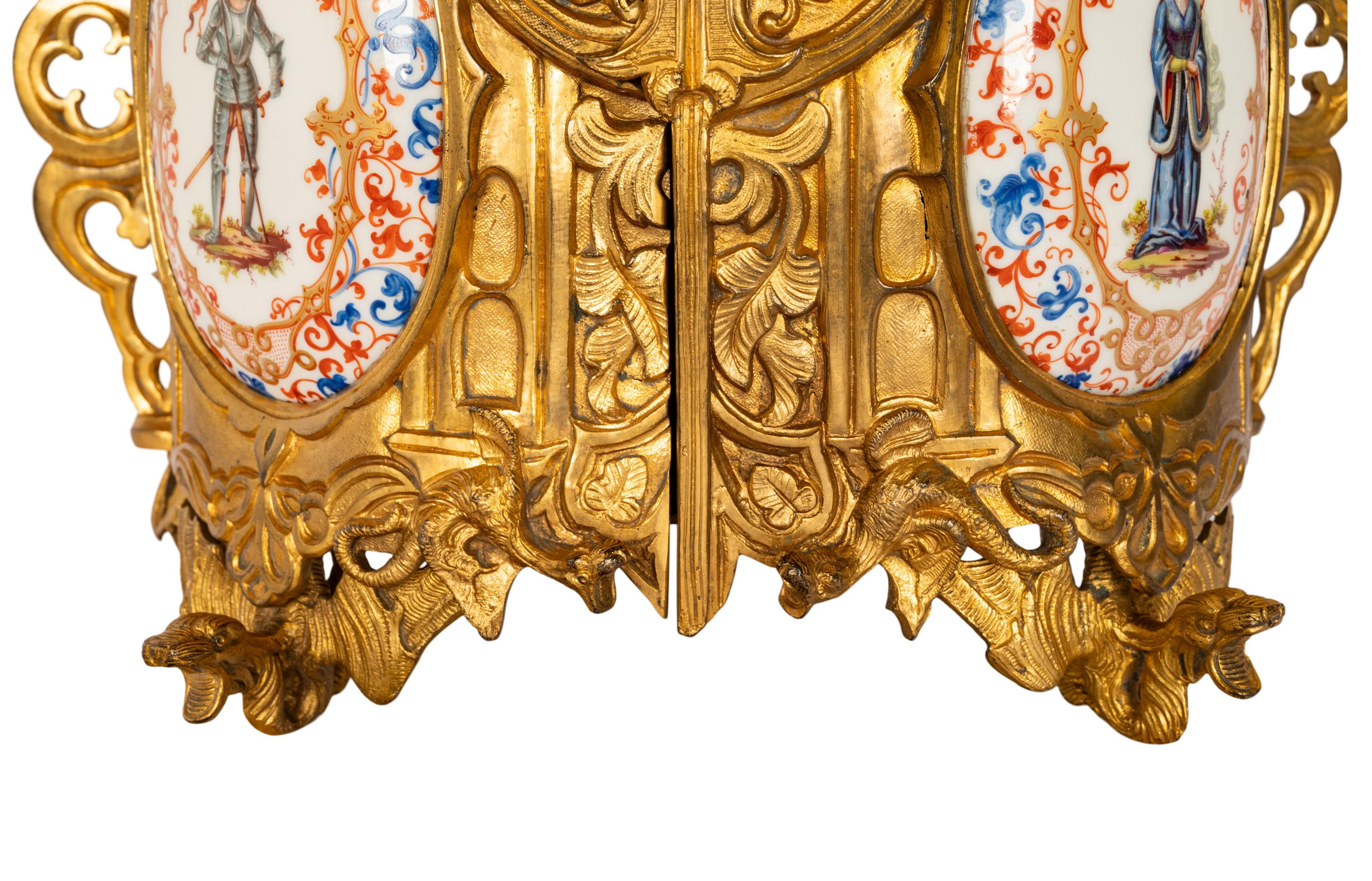 Antique boîte à bijoux néo-gothique française de style médiéval doré en bronze doré  en vente 11