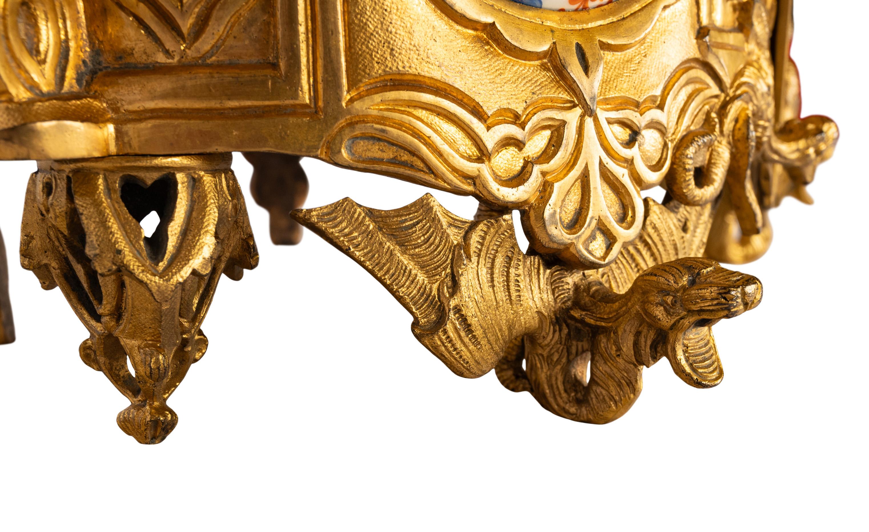 Antique boîte à bijoux néo-gothique française de style médiéval doré en bronze doré  en vente 12