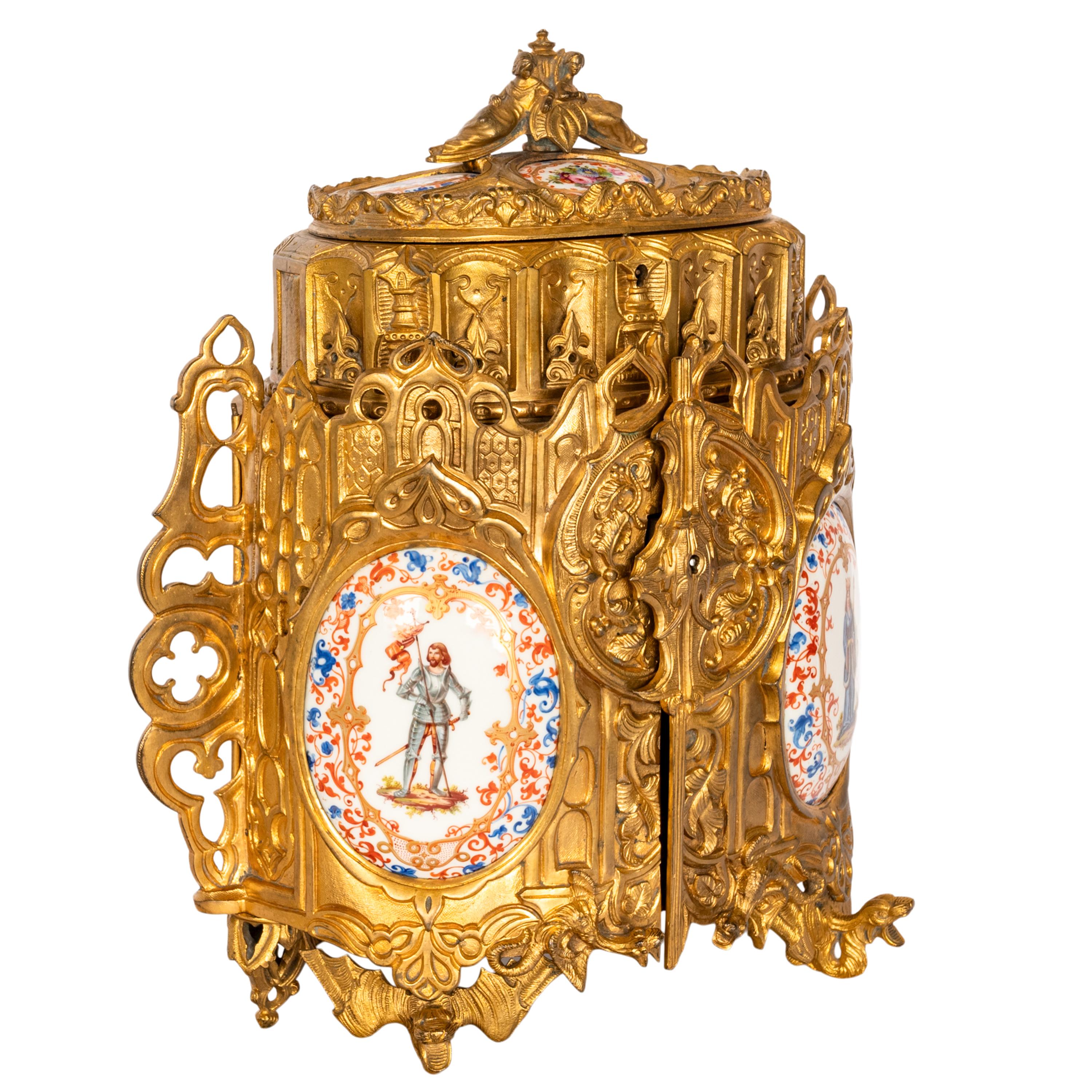 Néo-gothique Antique boîte à bijoux néo-gothique française de style médiéval doré en bronze doré  en vente