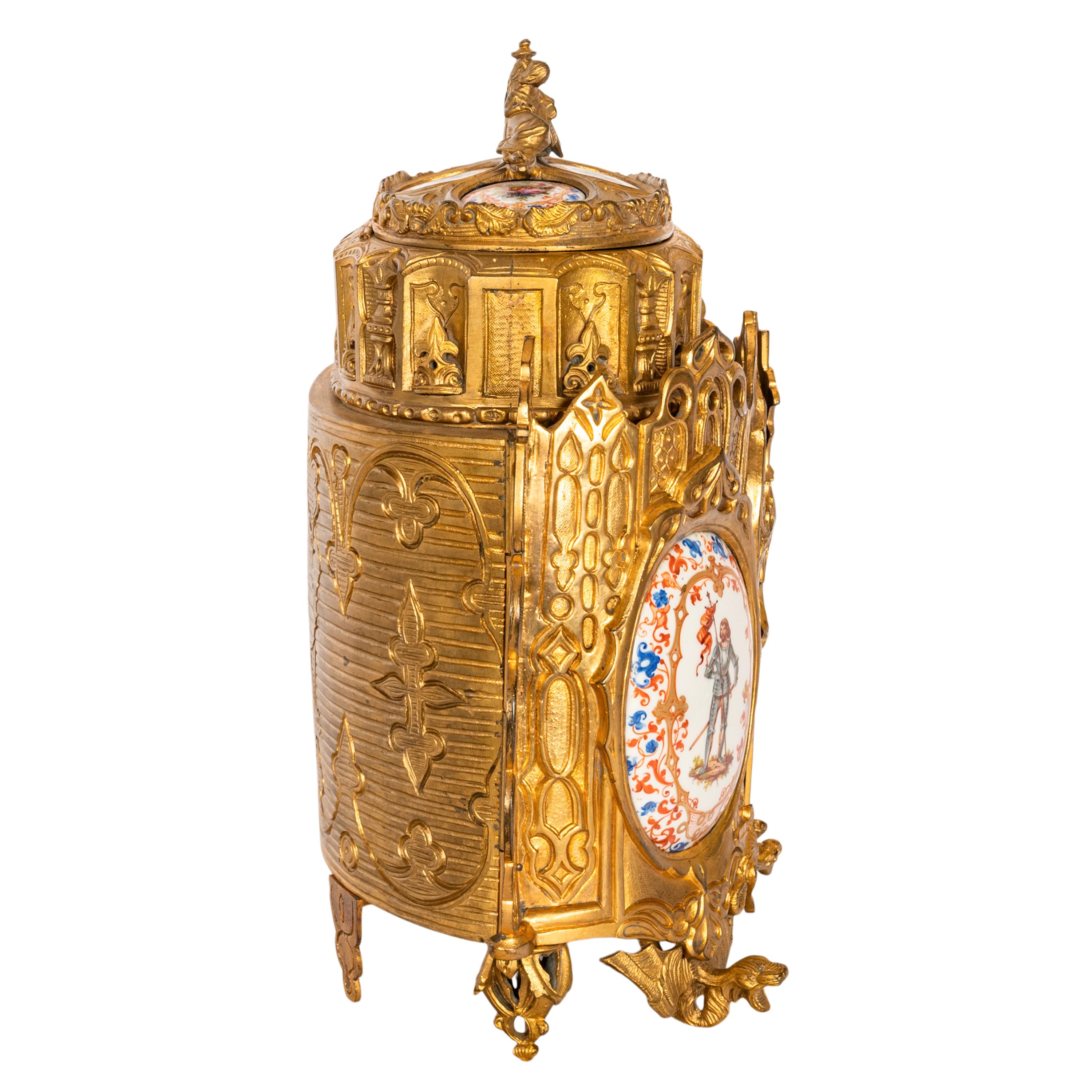 Français Antique boîte à bijoux néo-gothique française de style médiéval doré en bronze doré  en vente