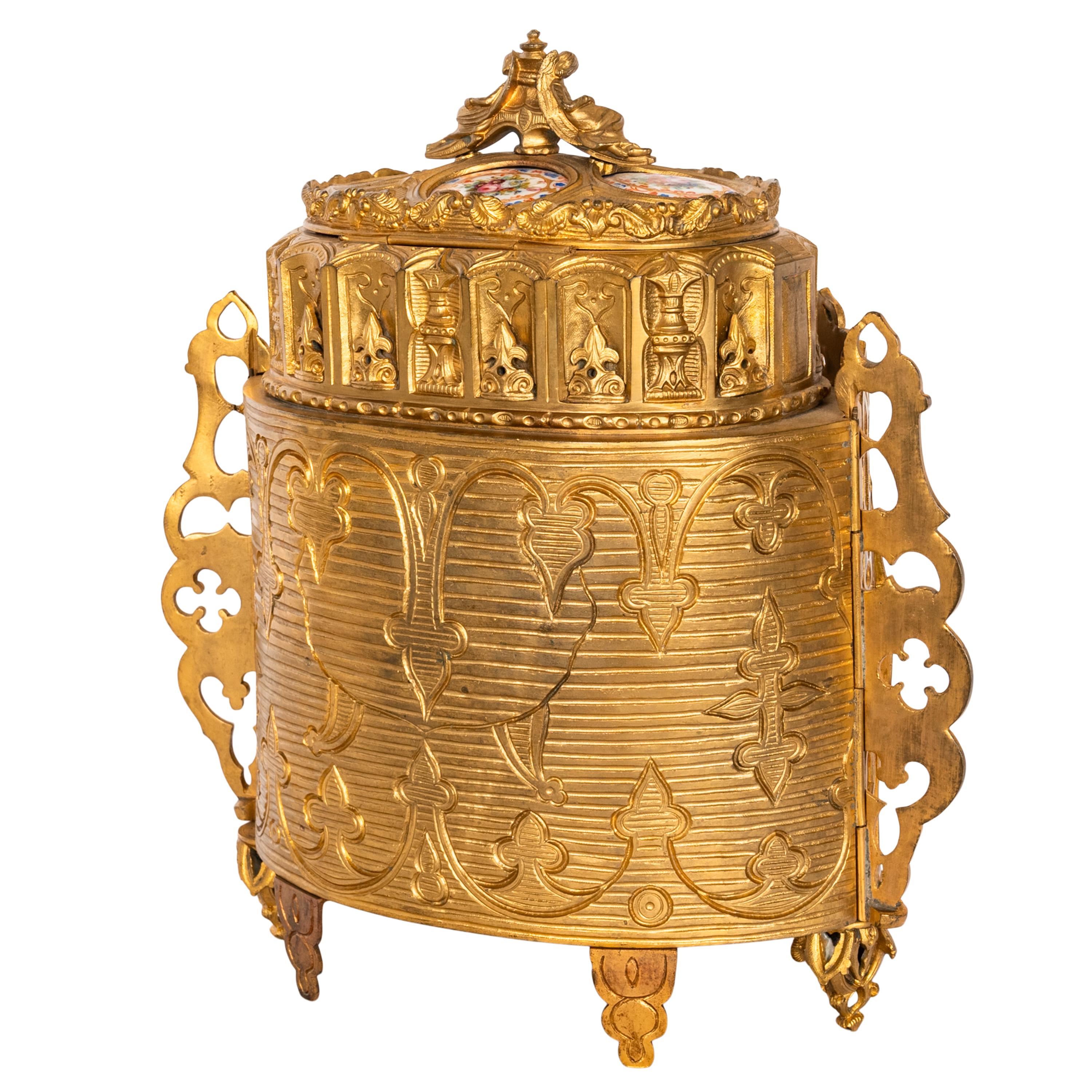 Doré Antique boîte à bijoux néo-gothique française de style médiéval doré en bronze doré  en vente