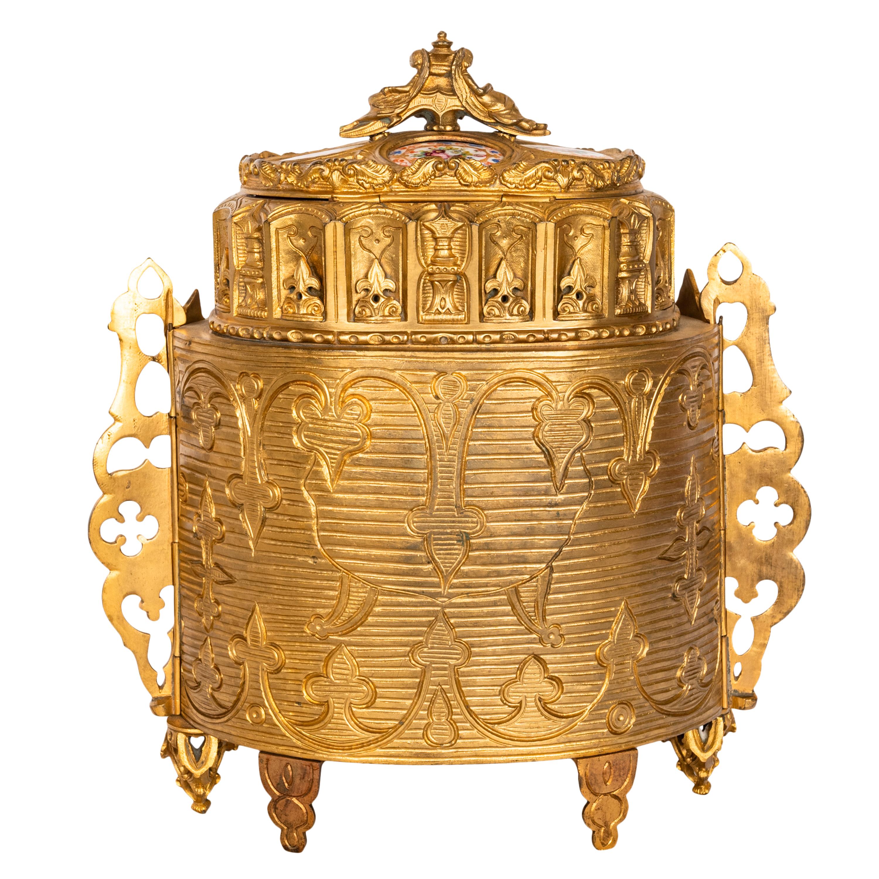 Antique boîte à bijoux néo-gothique française de style médiéval doré en bronze doré  Bon état - En vente à Portland, OR
