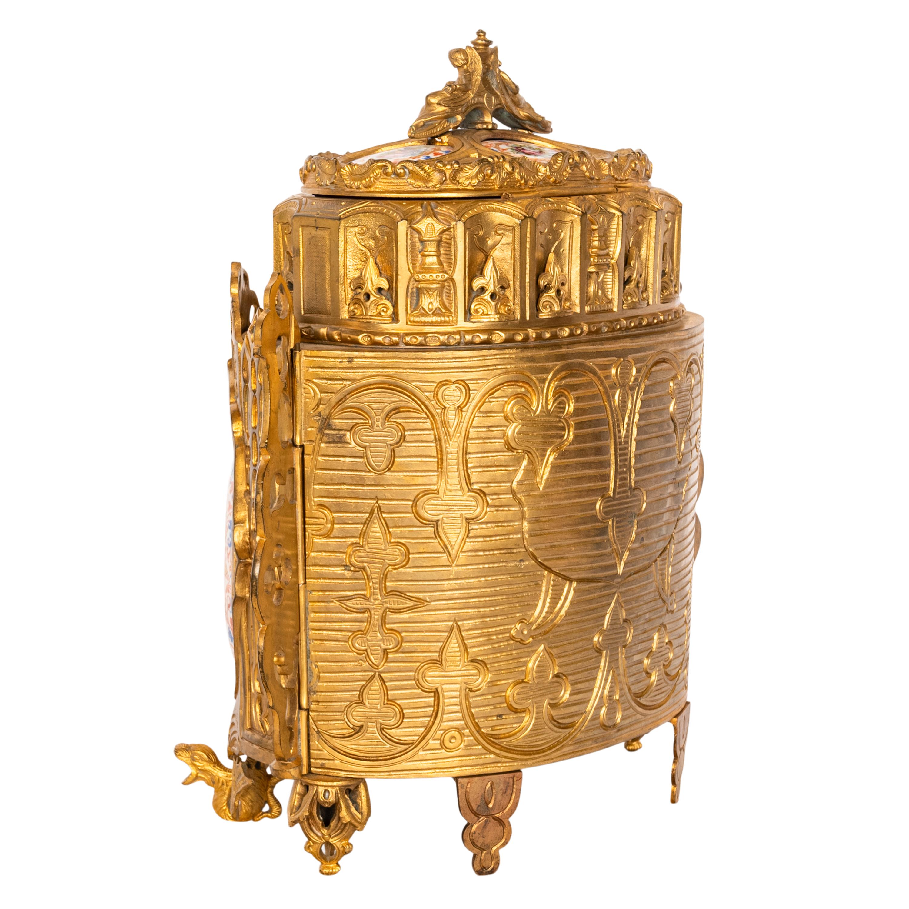 Fin du XIXe siècle Antique boîte à bijoux néo-gothique française de style médiéval doré en bronze doré  en vente