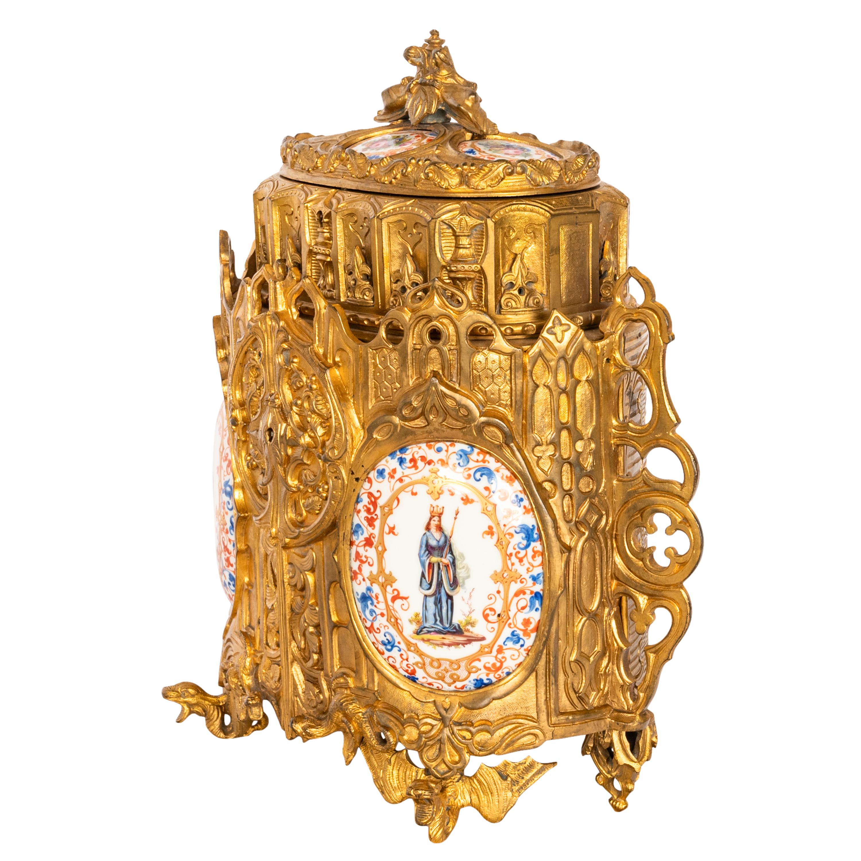 Bronze Antique boîte à bijoux néo-gothique française de style médiéval doré en bronze doré  en vente