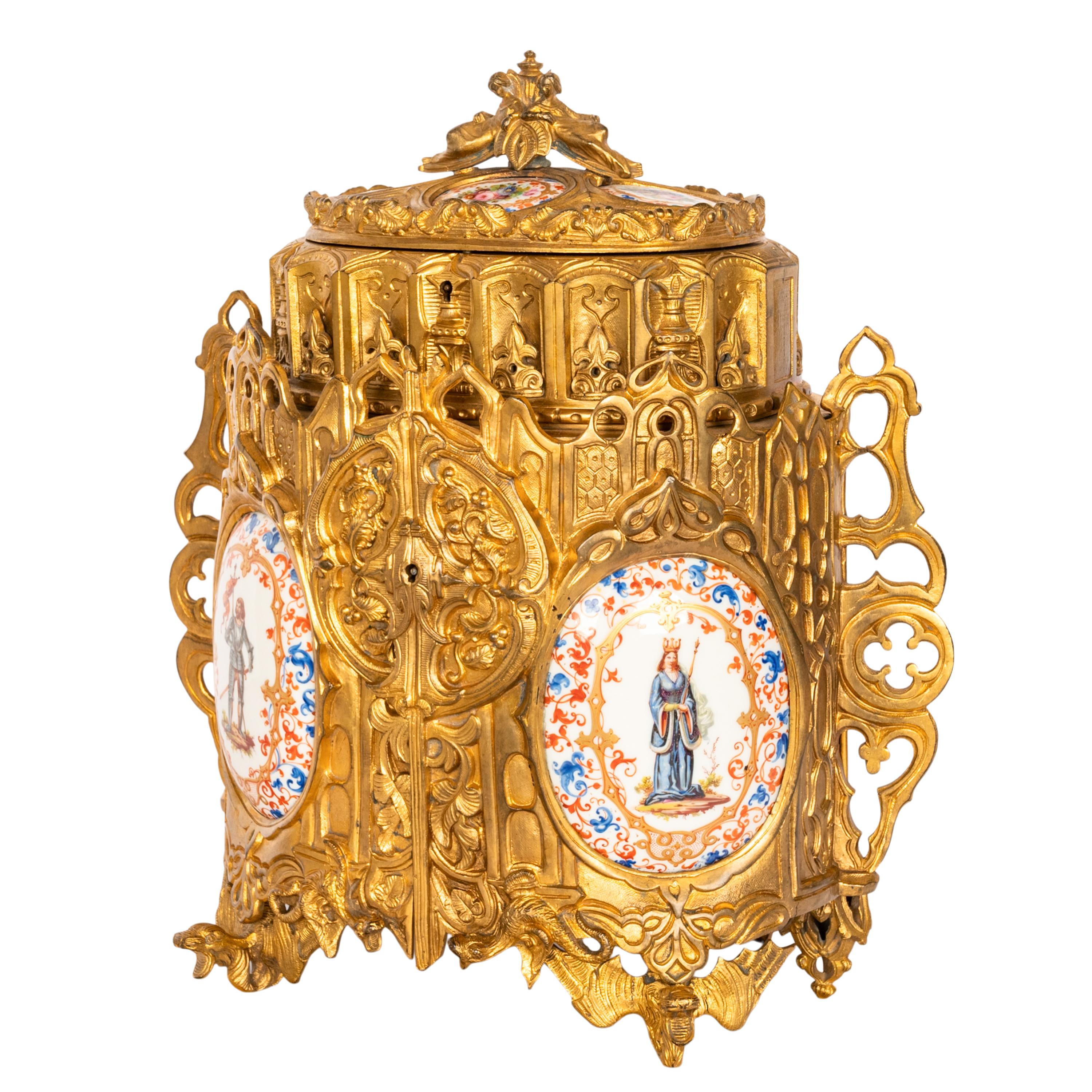 Antique boîte à bijoux néo-gothique française de style médiéval doré en bronze doré  en vente 1