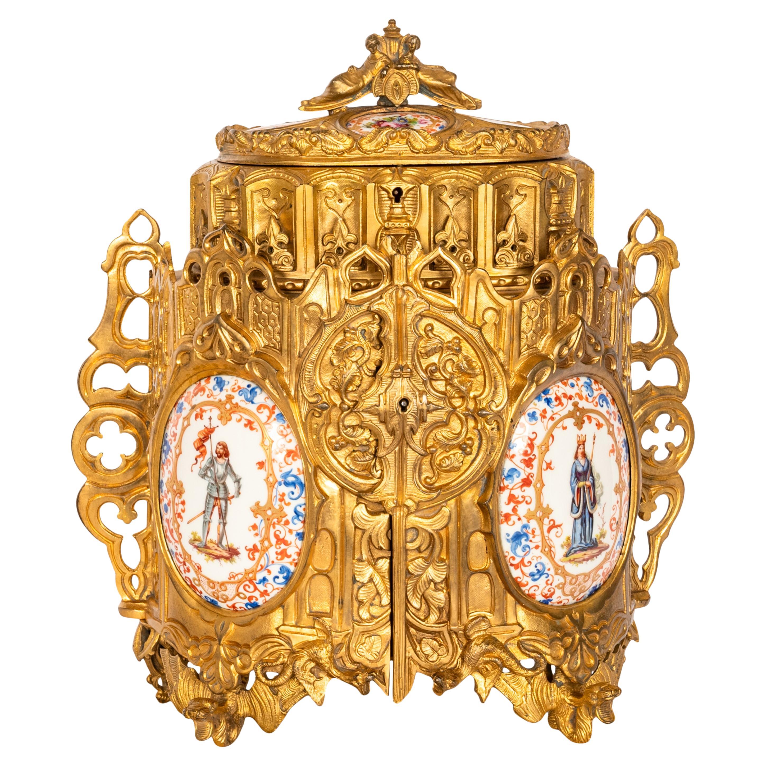 Antique boîte à bijoux néo-gothique française de style médiéval doré en bronze doré  en vente