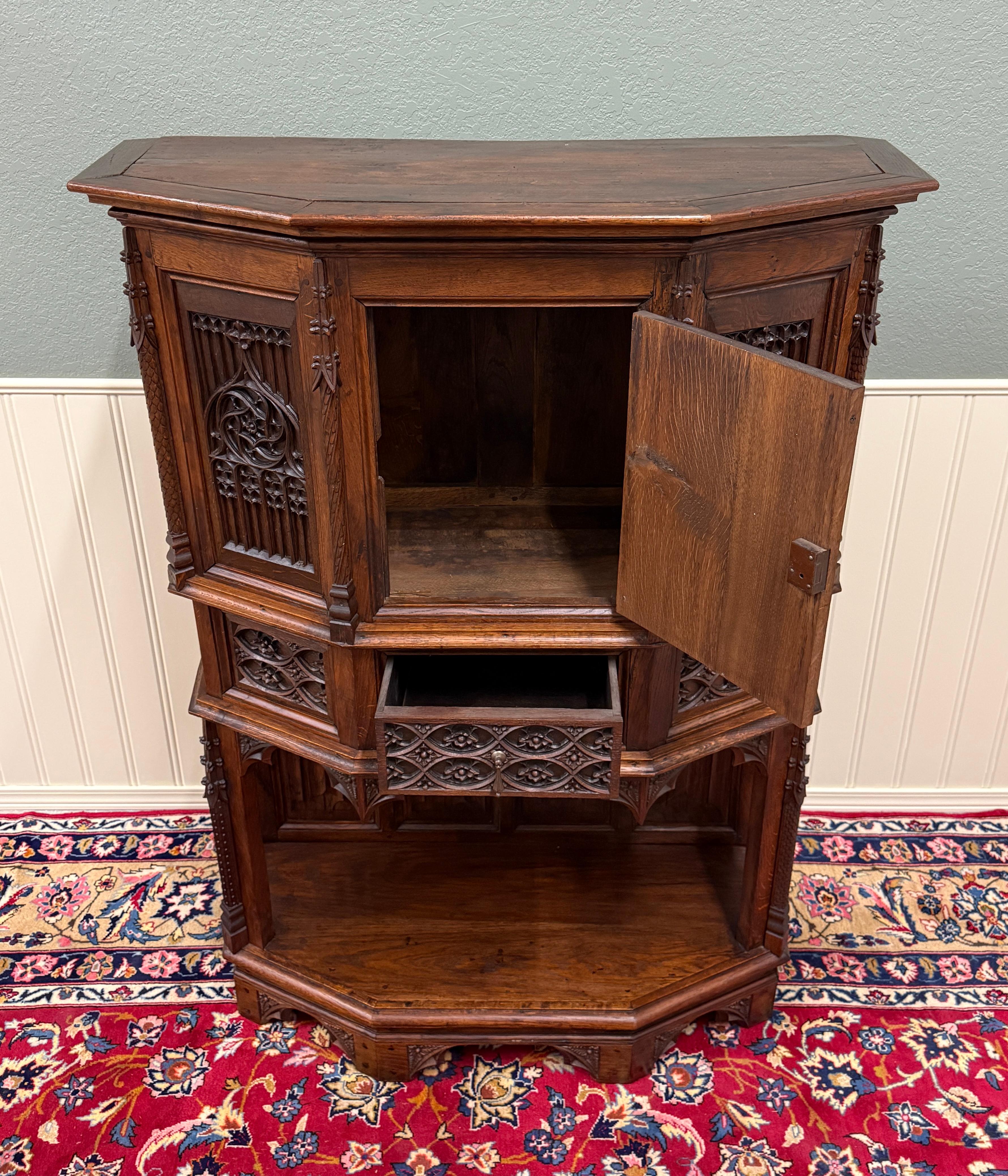 Antique French Gothic Sacristía Vestry Altar Wine Cabinet Bar Catholic Tallado Roble en venta 4