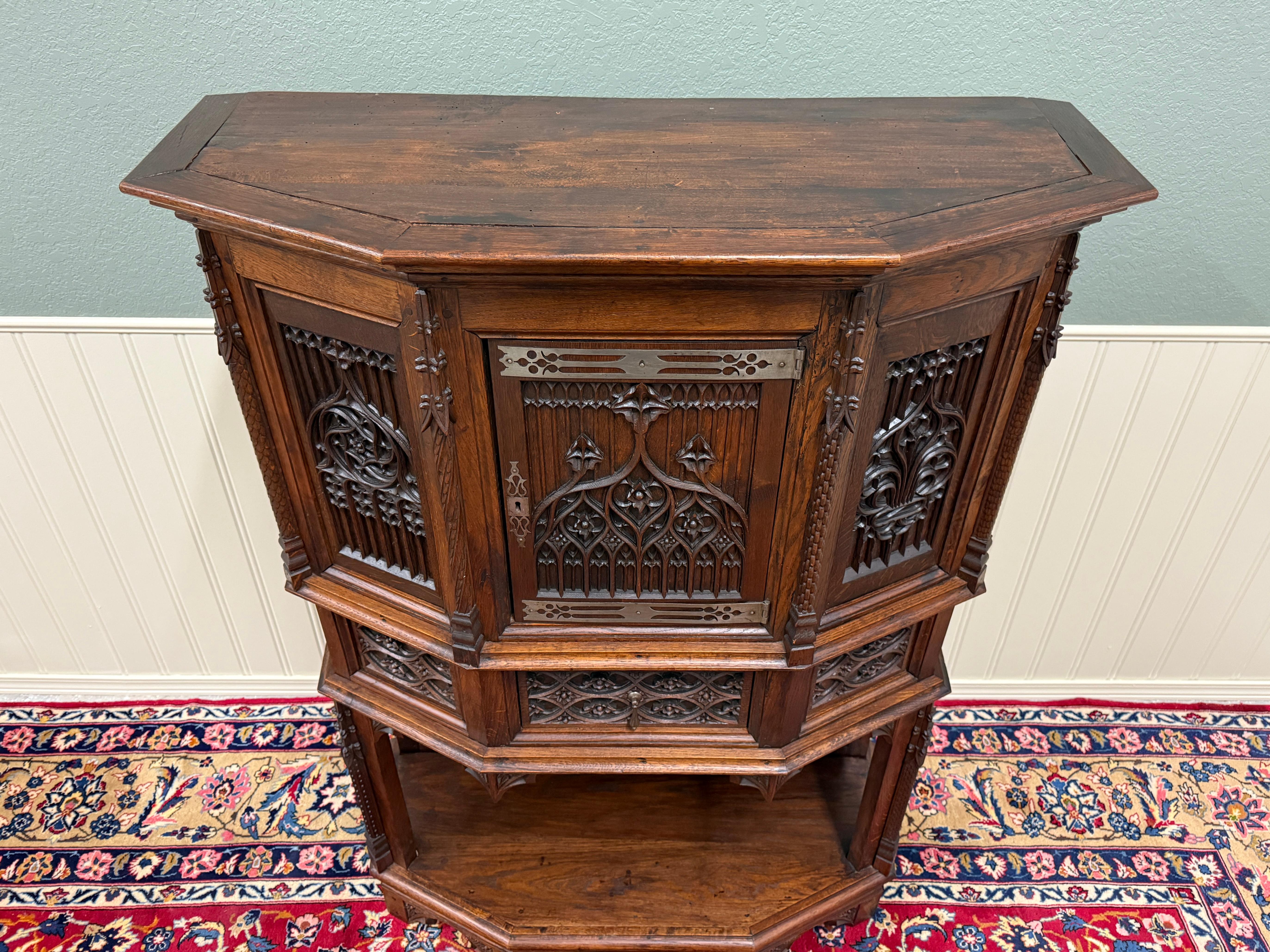 Antique French Gothic Sacristía Vestry Altar Wine Cabinet Bar Catholic Tallado Roble en venta 8