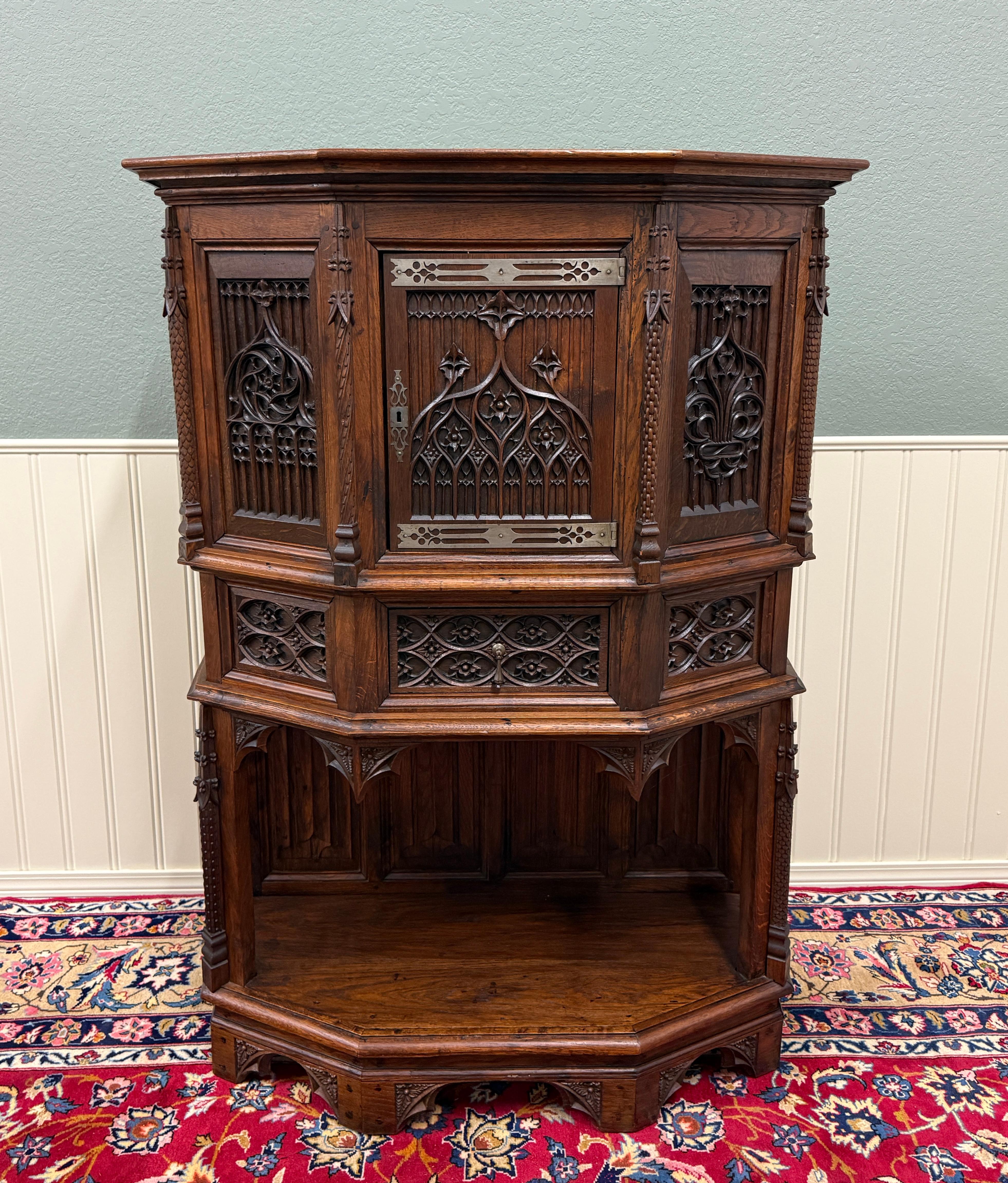 Antique French Gothic Sacristía Vestry Altar Wine Cabinet Bar Catholic Tallado Roble en venta 9