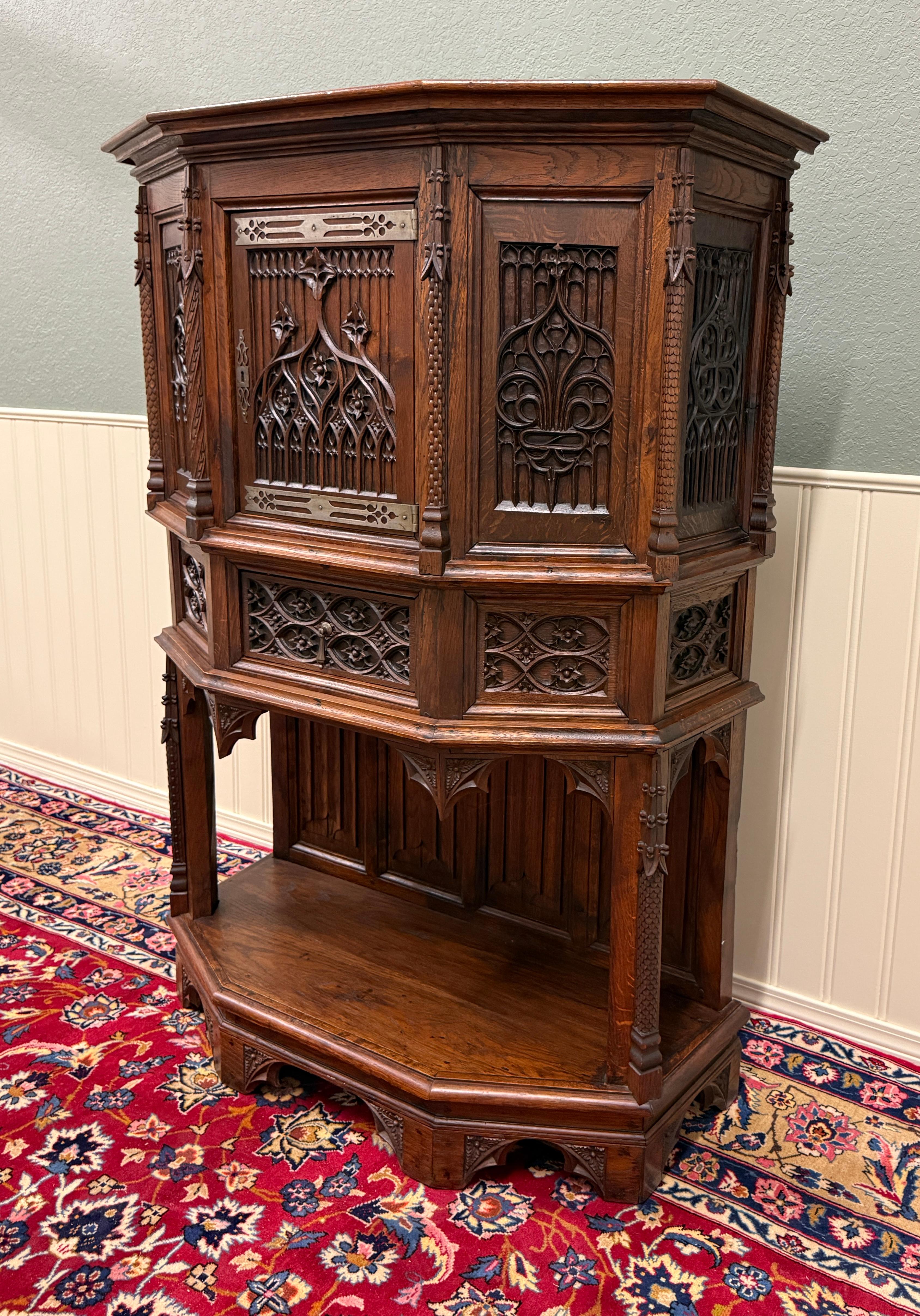 Antique French Gothic Sacristía Vestry Altar Wine Cabinet Bar Catholic Tallado Roble en venta 10