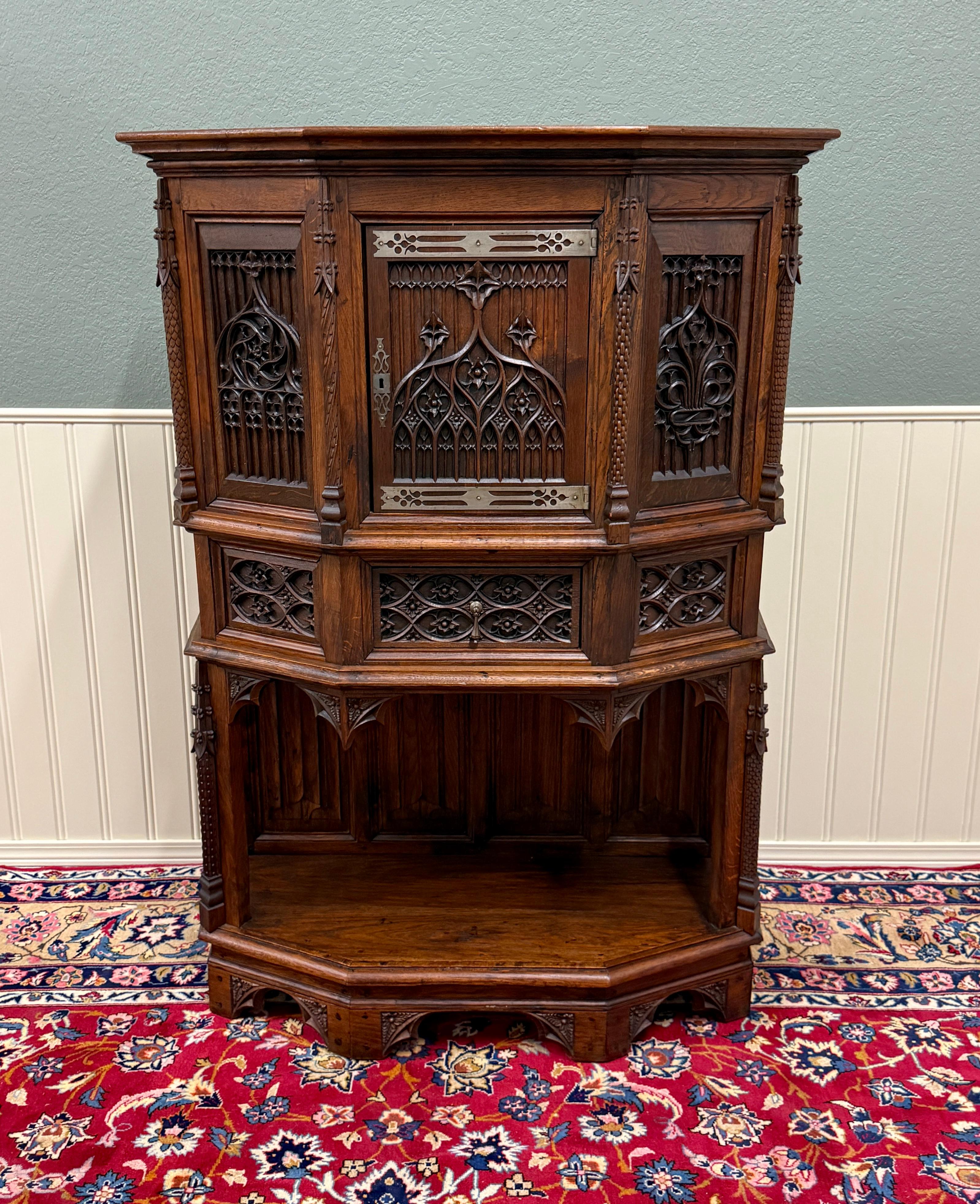 Excepcionalmente tallado roble francés antiguo sacristía gótica sacristía altar vino gabinete~c. Años 1870-1880 

En la Europa de los siglos XVIII y XIX, las sacristías o armarios de vestimentas se utilizaban para guardar las prendas litúrgicas,