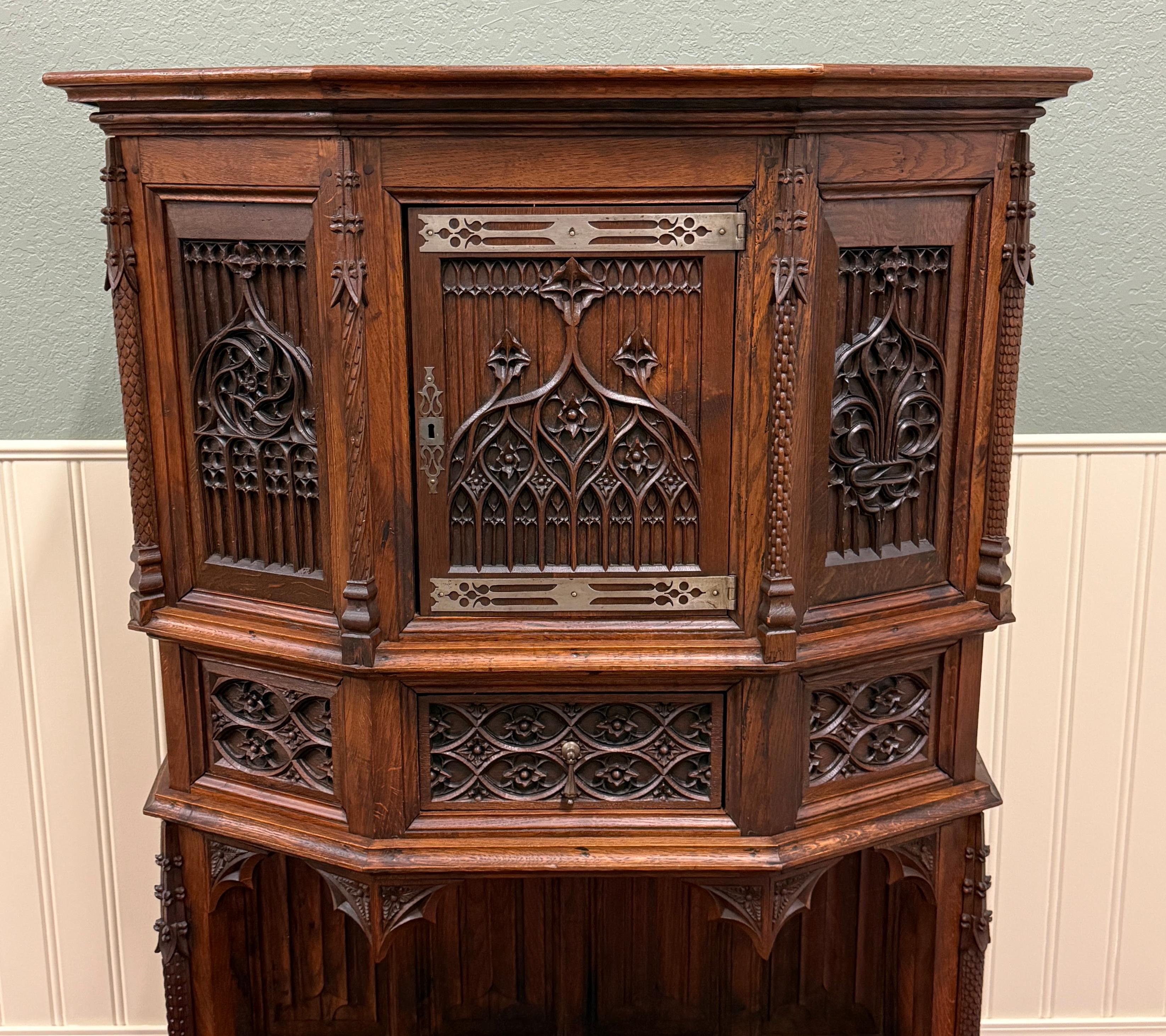 Antique French Gothic Sacristía Vestry Altar Wine Cabinet Bar Catholic Tallado Roble Renacimiento gótico en venta