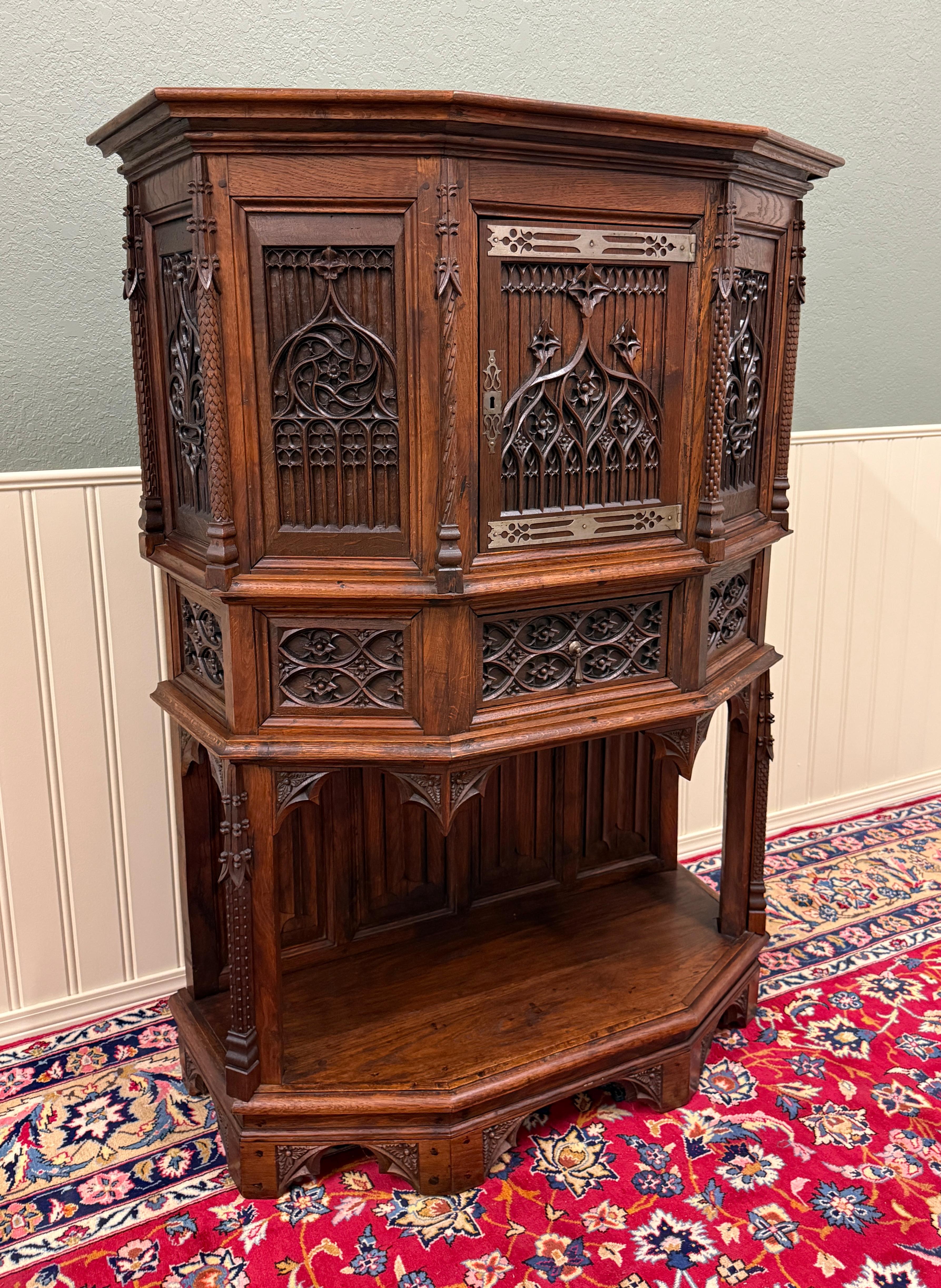 Antique French Gothic Sacristía Vestry Altar Wine Cabinet Bar Catholic Tallado Roble Francés en venta