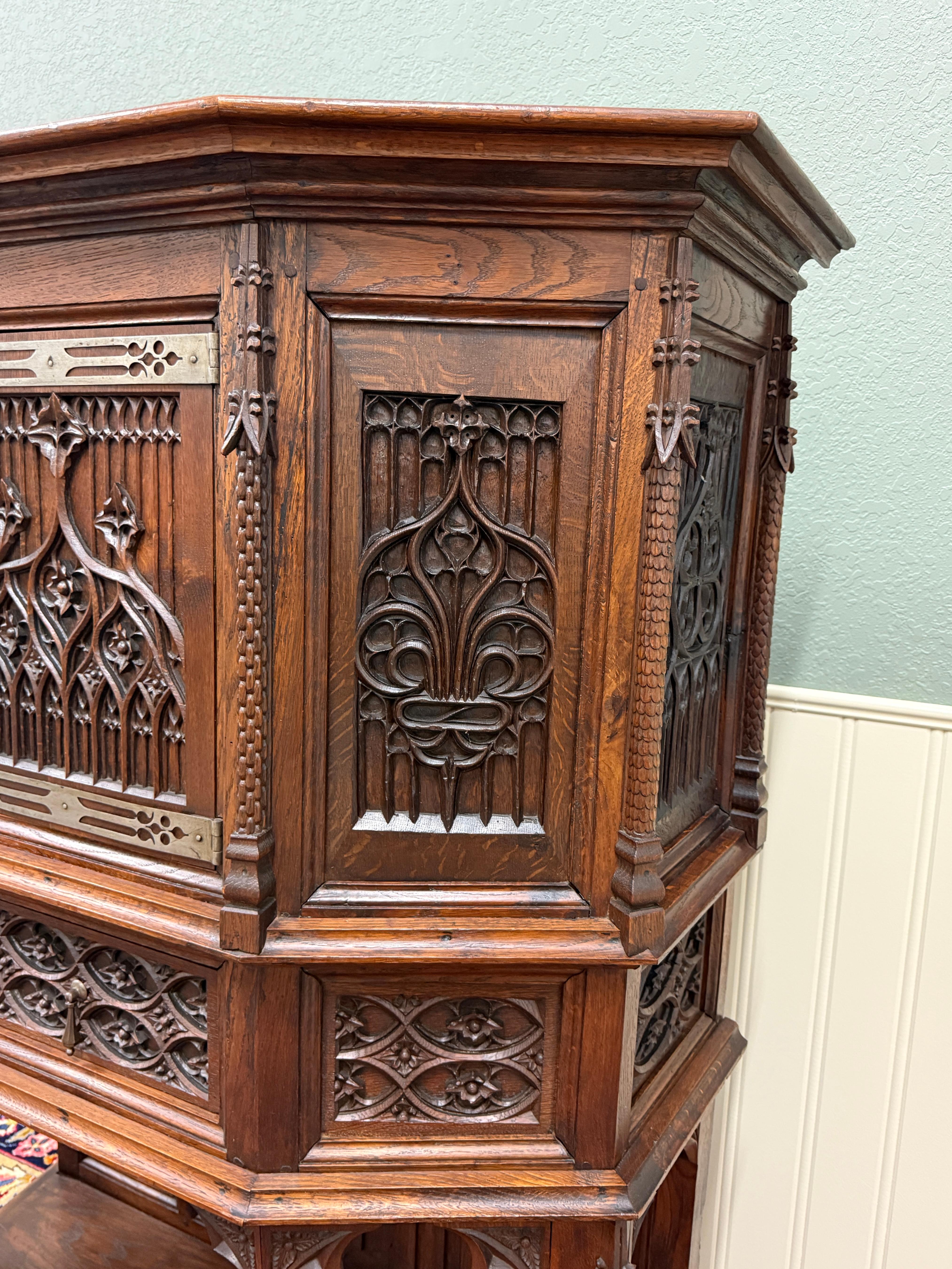 Antique French Gothic Sacristía Vestry Altar Wine Cabinet Bar Catholic Tallado Roble Fines del siglo XIX en venta