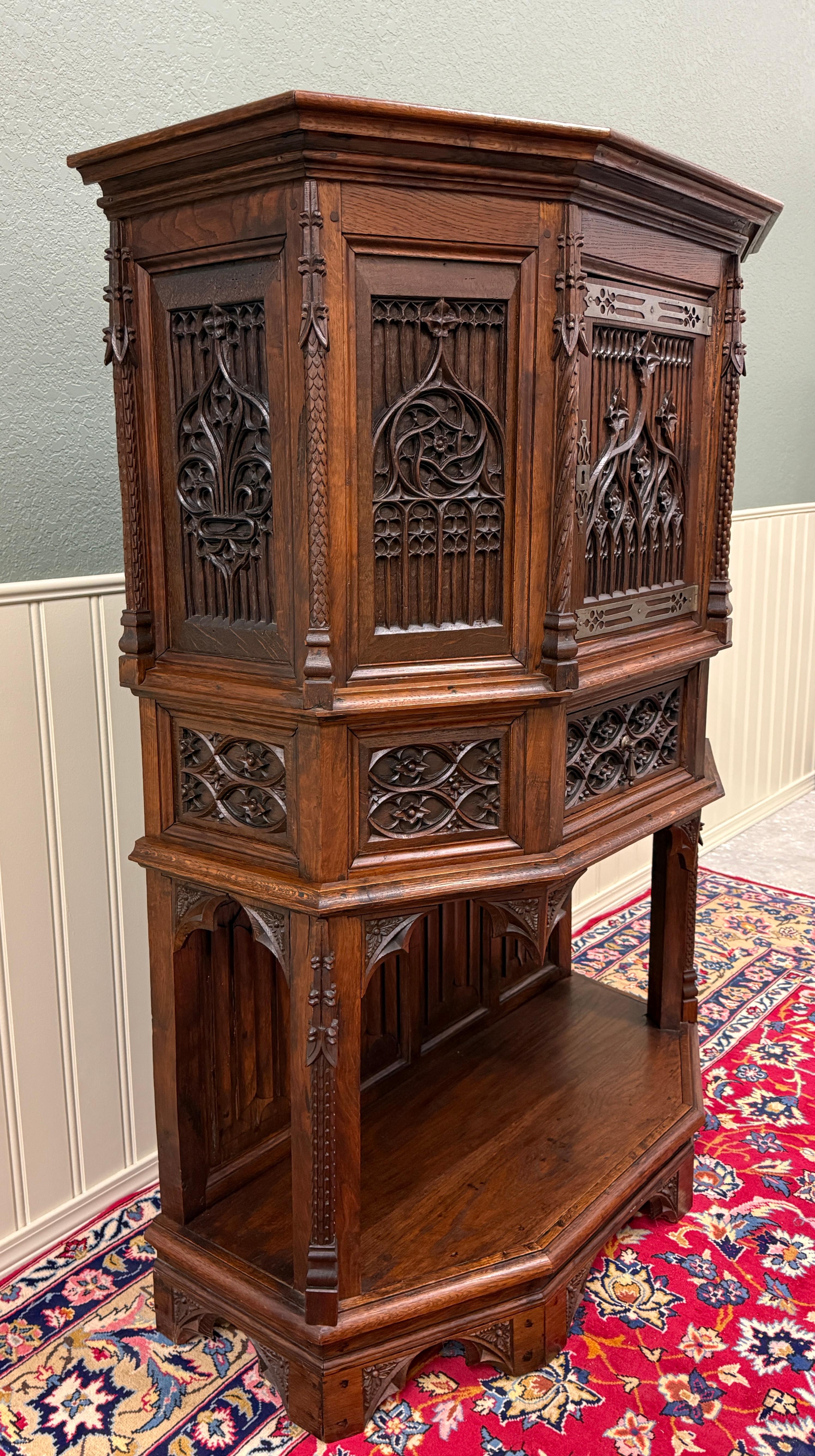 Antique French Gothic Sacristía Vestry Altar Wine Cabinet Bar Catholic Tallado Roble en venta 1