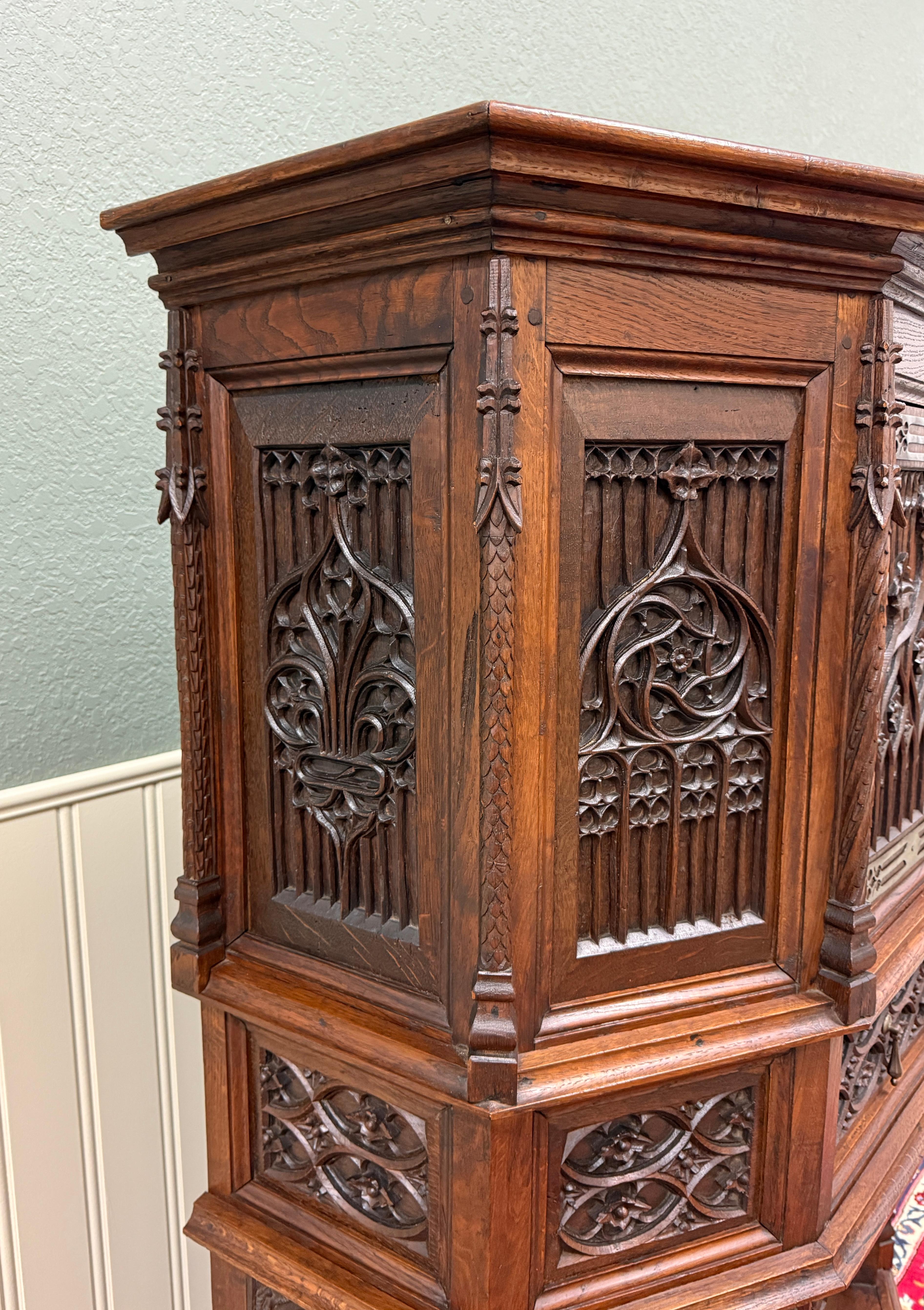 Antique French Gothic Sacristía Vestry Altar Wine Cabinet Bar Catholic Tallado Roble en venta 2