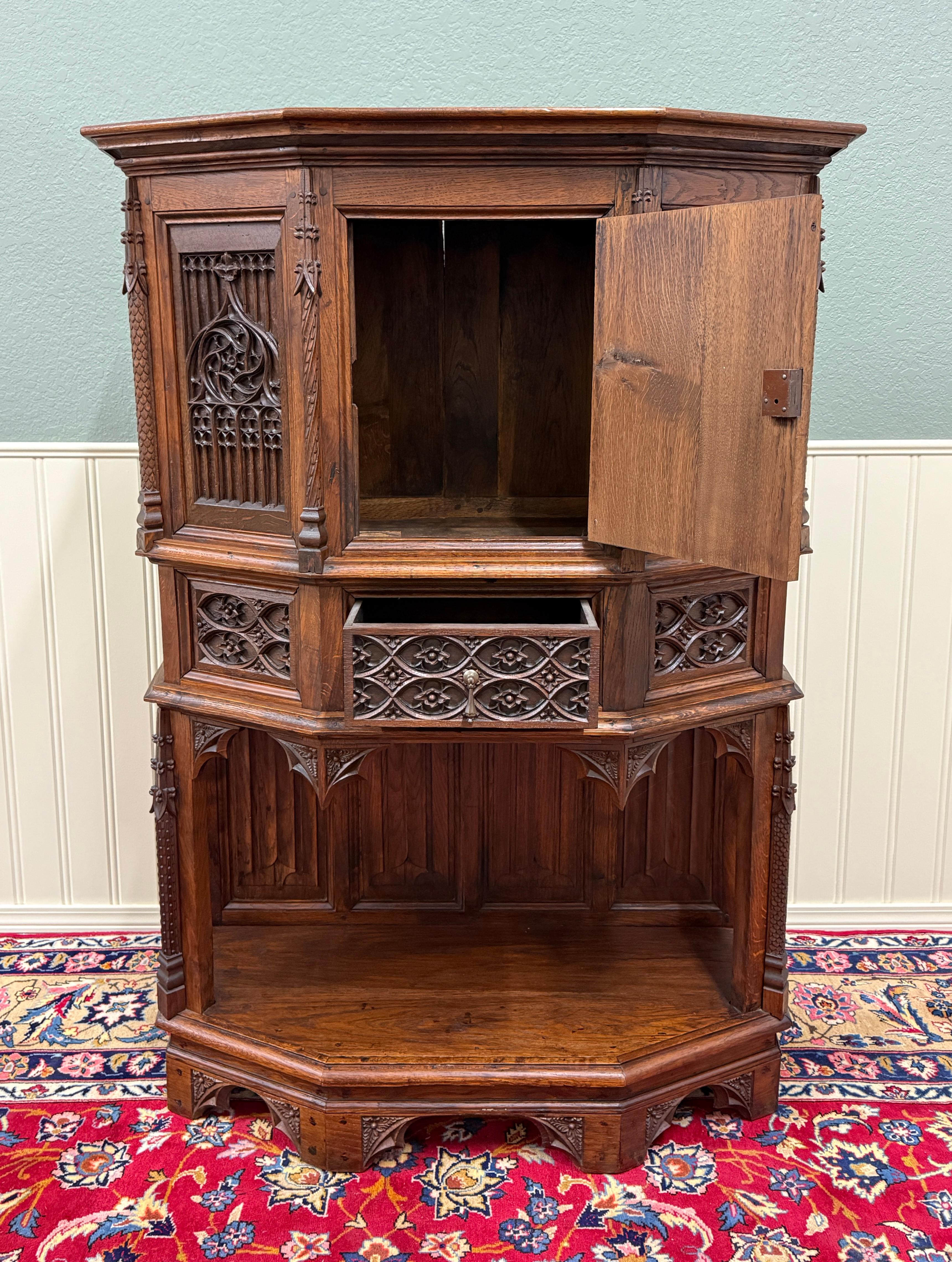 Antique French Gothic Sacristía Vestry Altar Wine Cabinet Bar Catholic Tallado Roble en venta 3