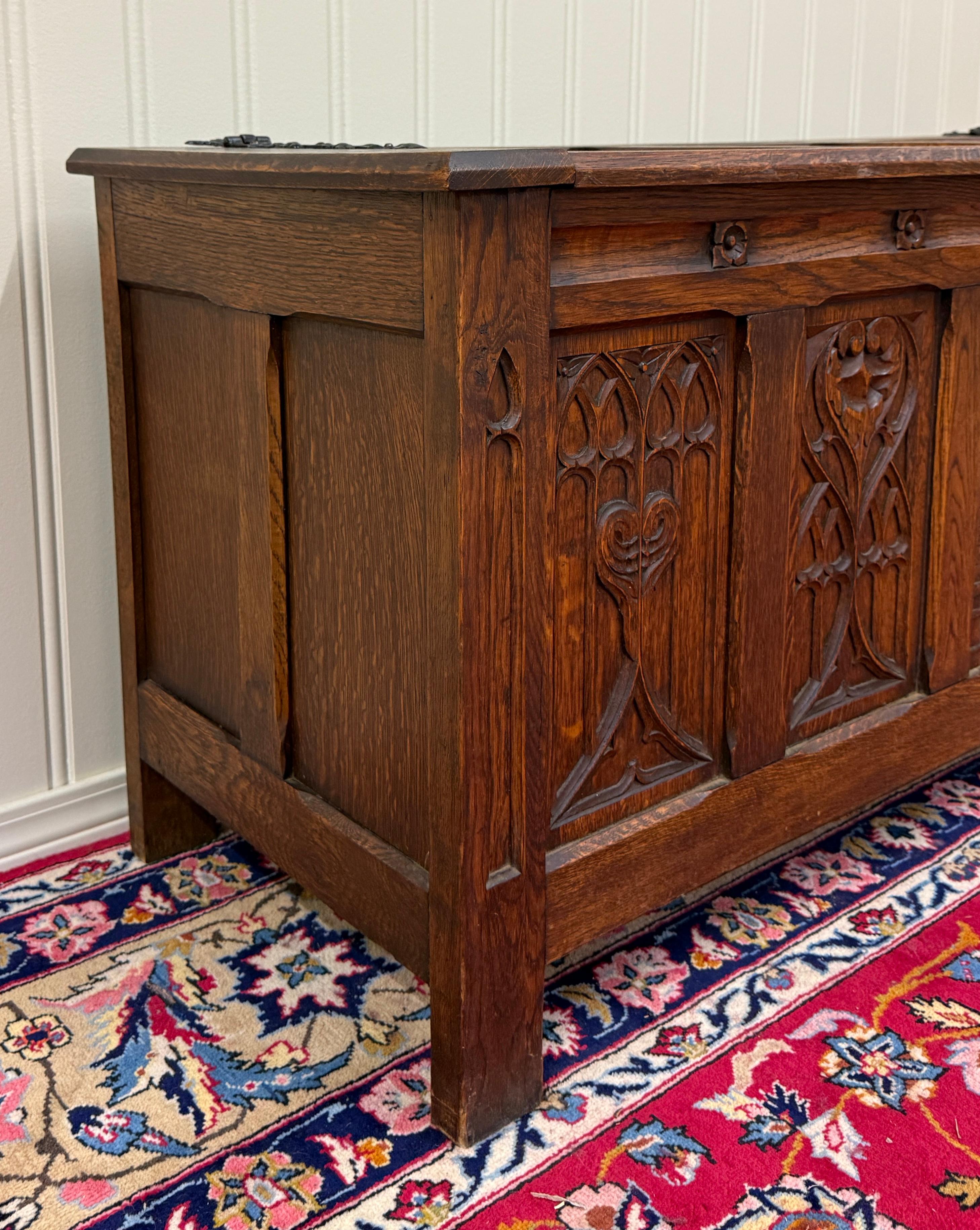 Antique French Gothic Trunk Chest Blanket Box Storage Coffer Knights Oak 19thC en vente 2