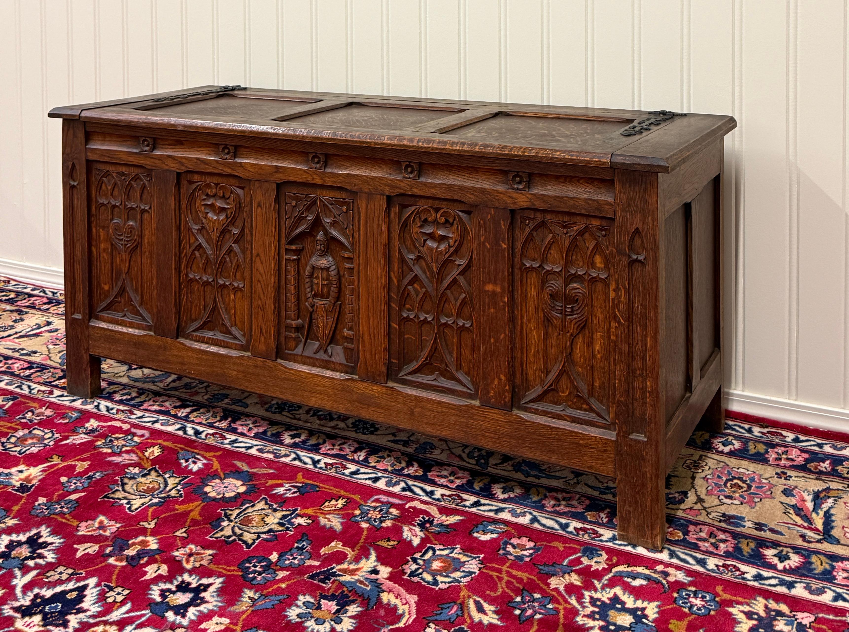 Antique French Gothic Trunk Chest Blanket Box Storage Coffer Knights Oak 19thC en vente 9