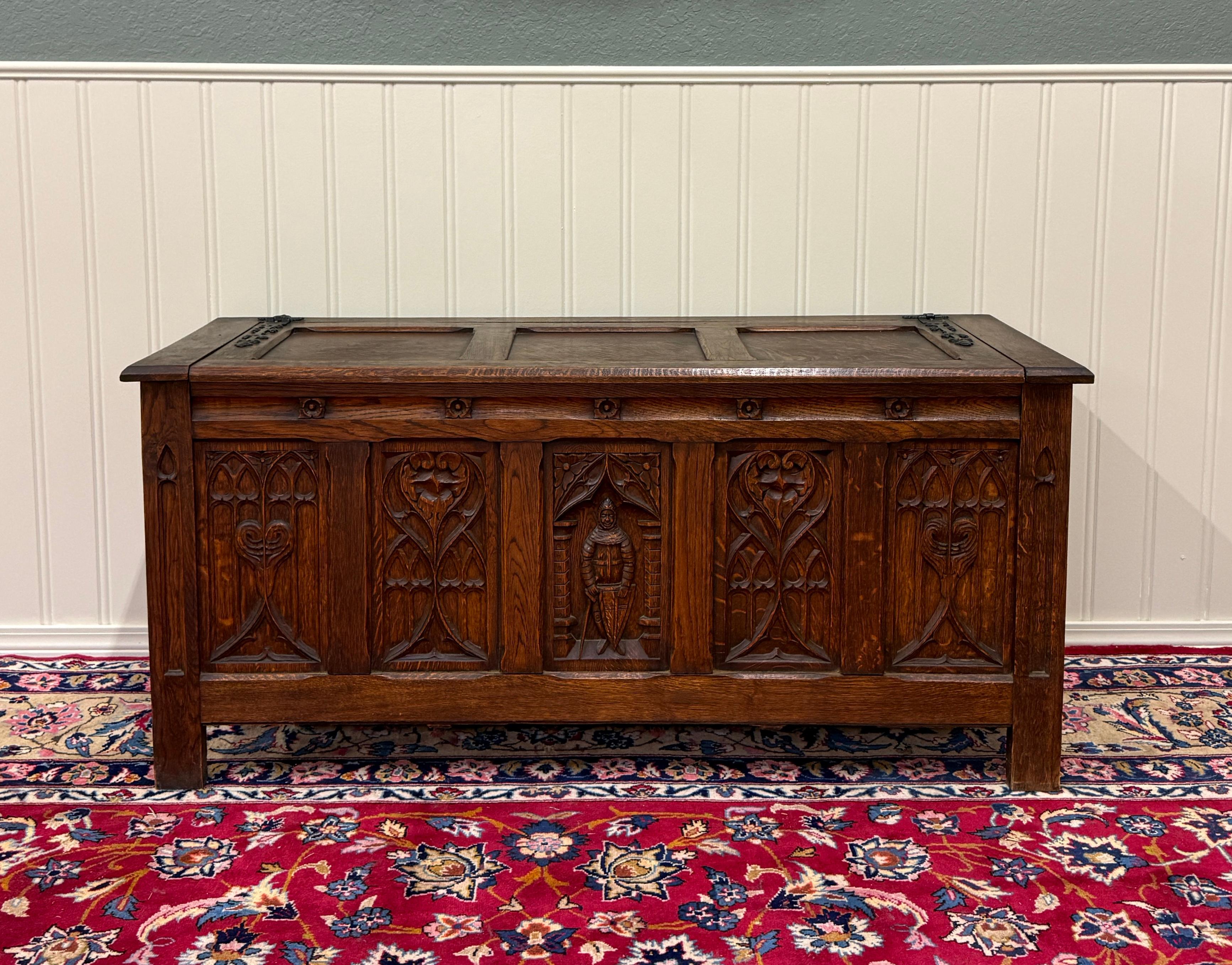 MAGNIFIQUE malle, coffre, coffre à couvertures, coffre ou table basse gothique française ancienne avec rangement sur le dessus~~HAUTEMENT CARVÉ~~.


        SPECTACULAIRE design gothique avec charnières en fer~~ côtés à panneaux, traceries