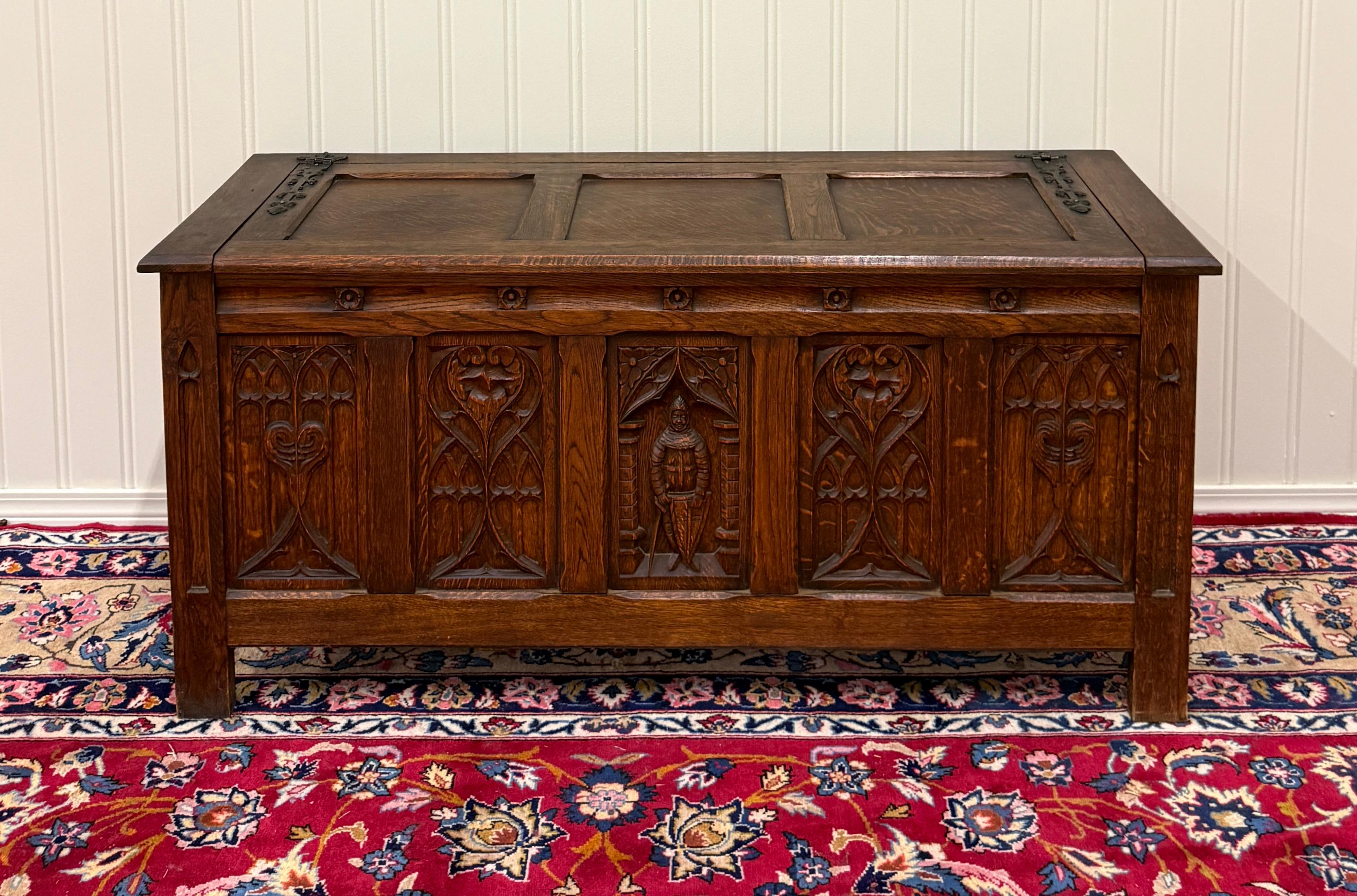 Antique French Gothic Trunk Chest Blanket Box Storage Coffer Knights Oak 19thC État moyen - En vente à Tyler, TX