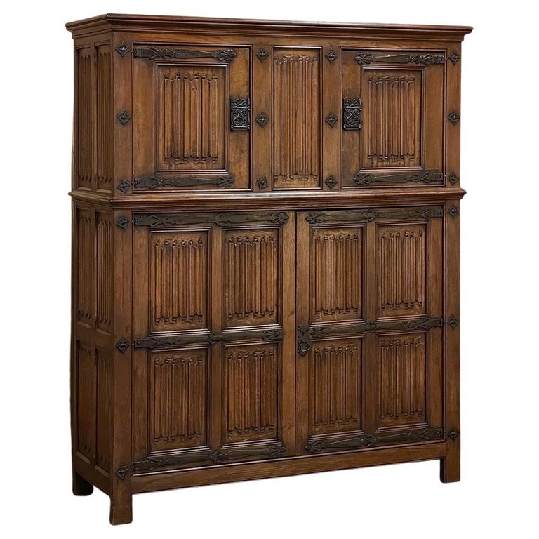 Armoire gothique française ancienne, meuble de rangement En vente sur