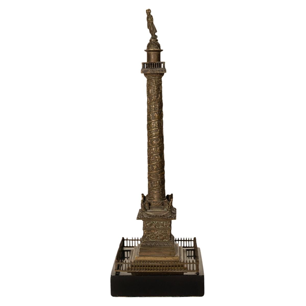Un ottimo modello Grand Tour francese in bronzo e marmo della Colonna di Vendome, Parigi, circa 1860. 

Un bel modello in bronzo fuso del famoso monumento parigino modellato sulla colonna di Traiano a Roma, eretto da Napoleone I nel 1810 per