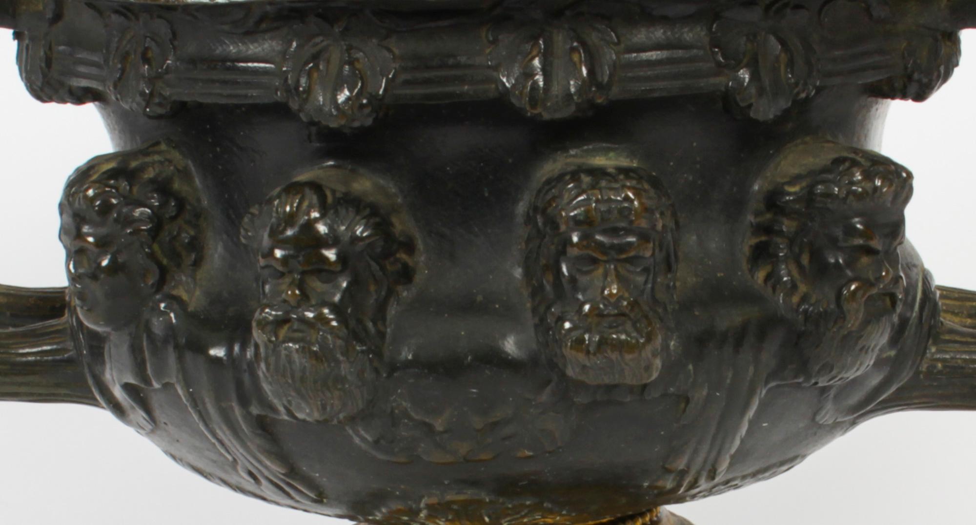 Dies ist eine schöne antike Französisch Grand Tour dunkel patiniert Bronze und Ormolu Urne mit Ormolu Liner, C1850 in Datum.

Diese wunderbare Bronze ist hervorragend gegossen und hat eine elegante braune Patina. Die Urne hat einen Rand aus Eiern
