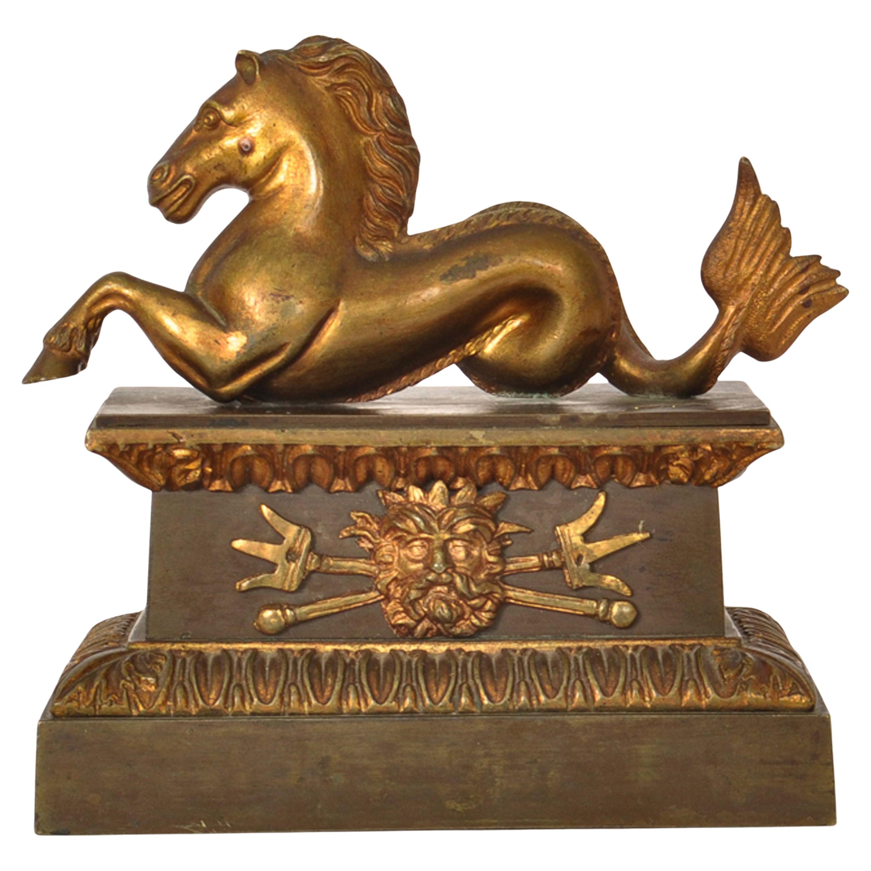 Un bel ornement de bureau ancien en bronze coulé du Grand Tour, hippocampe, statue d'hippocampe, vers 1820.
Ce magnifique bronze est coulé selon la méthode de la cire perdue. Il représente un Hippocampe de la mythologie romaine (et grecque), une