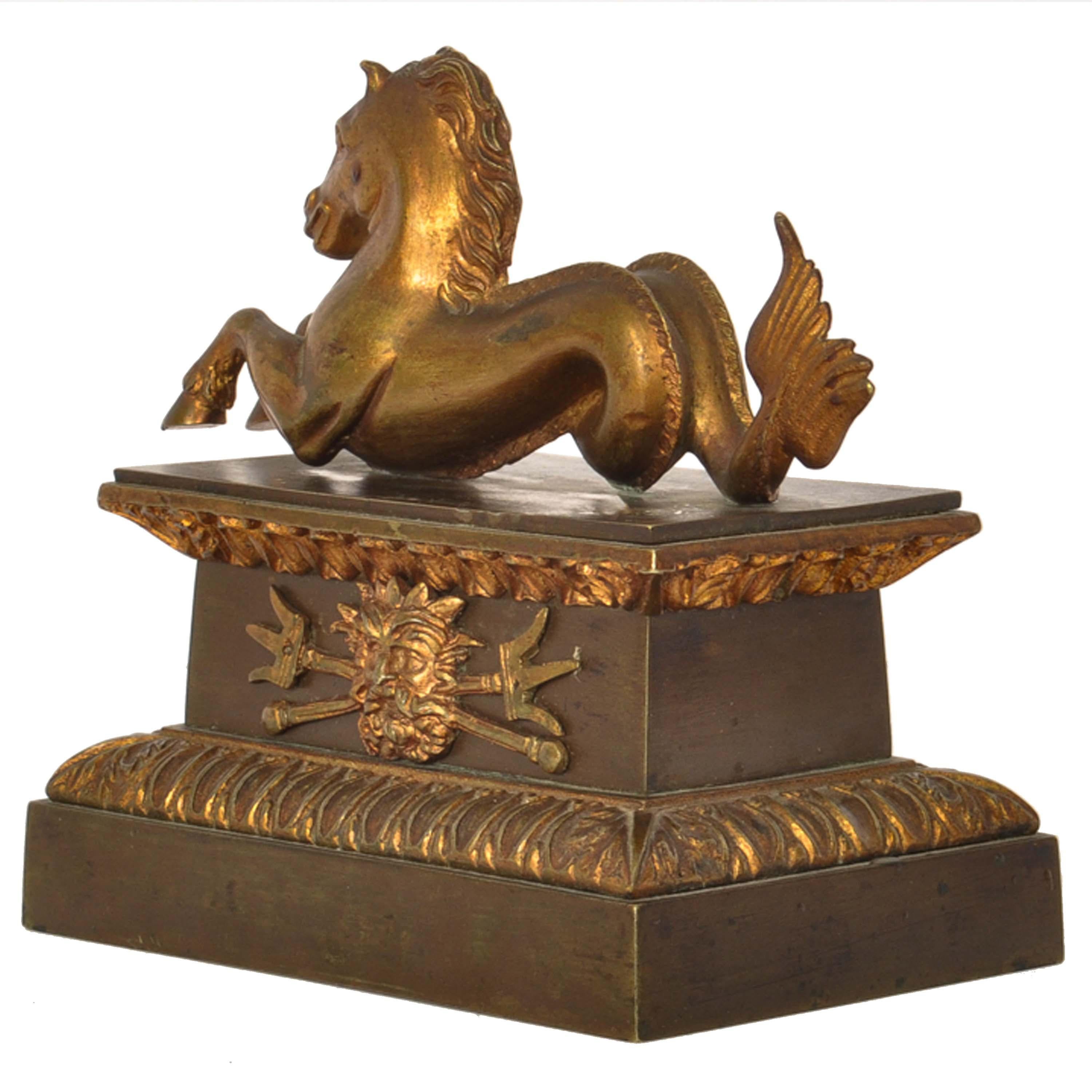Début du XIXe siècle Ancienne statue en bronze du Grand Tour français ornée d'un bureau en forme d'hippocampe, 1820 en vente