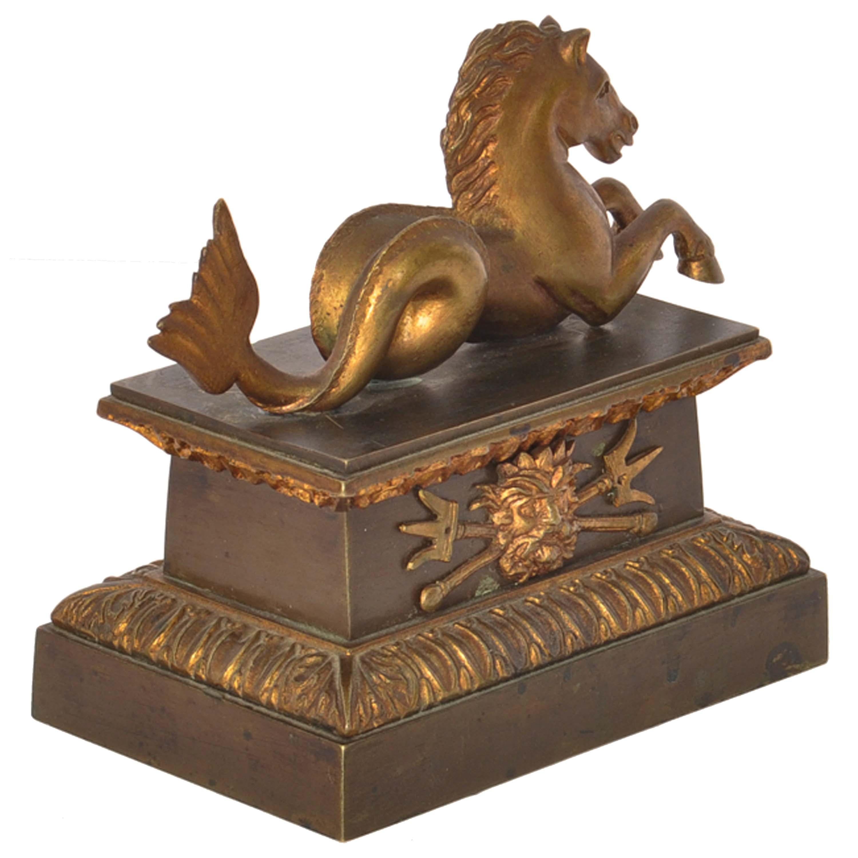 Antike französische Grand Tour Bronzestatue Hippocampus Seepferdchen-Schreibtischornament aus Bronze 1820 im Angebot 1
