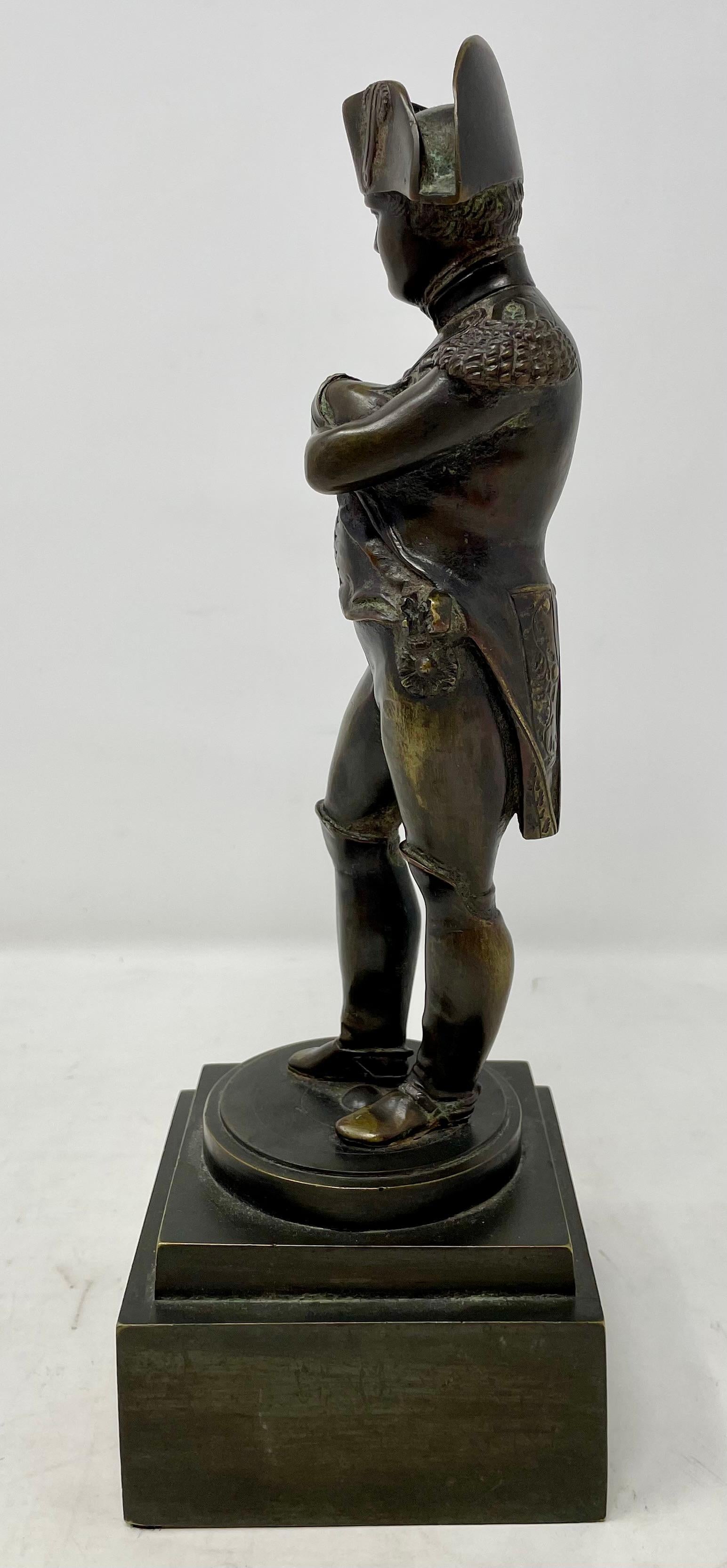 Antique French Grand Tour Statua in bronzo di Napoleone Bonaparte, 1890-1910 circa. In condizioni buone in vendita a New Orleans, LA