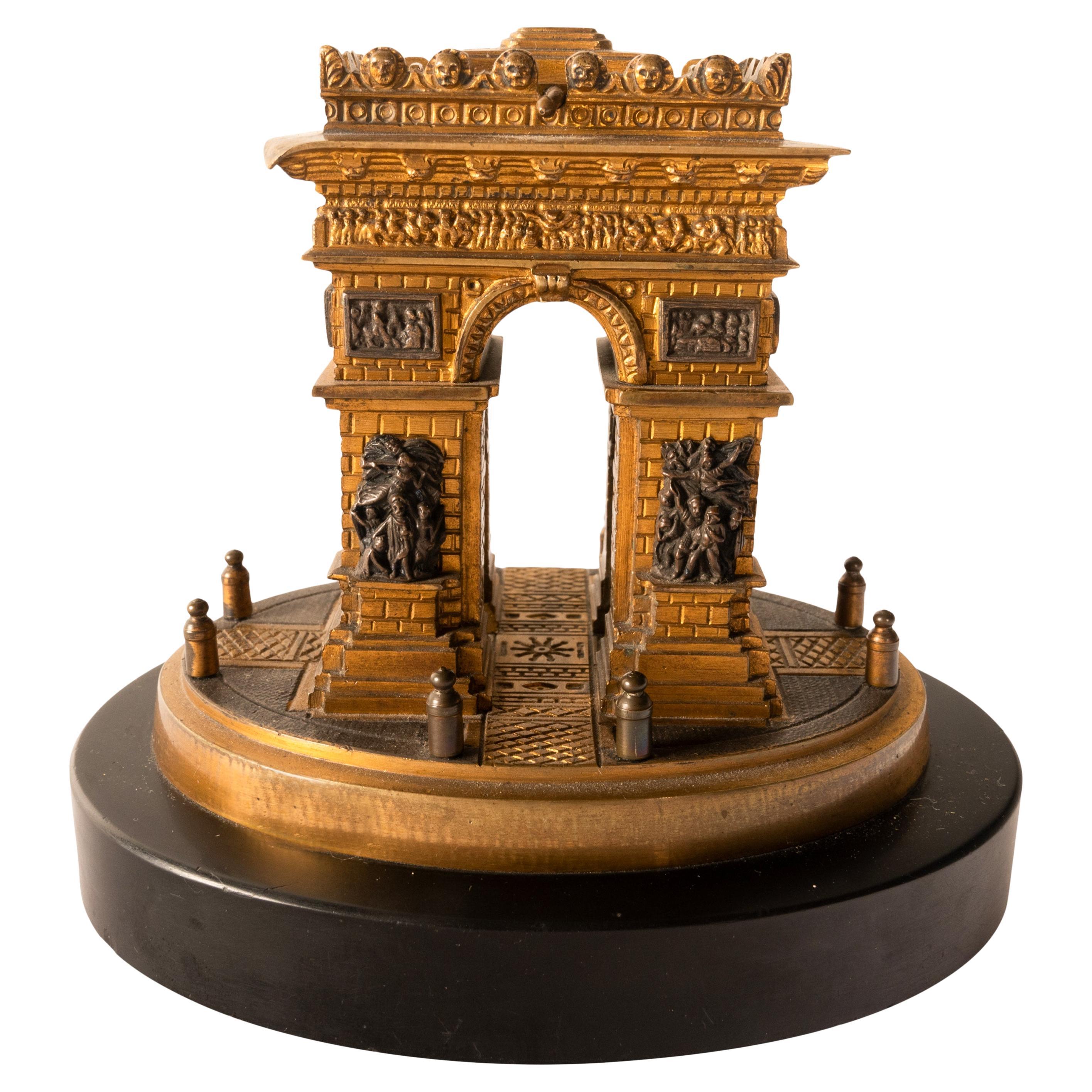 Belle maquette architecturale en bronze doré du début du XIXe siècle représentant l'Arc de Triomphe, française, vers 1825.
Ce très beau modèle de grande visite de l'un des monuments les plus célèbres de France, ayant  fronton avec couvercle à