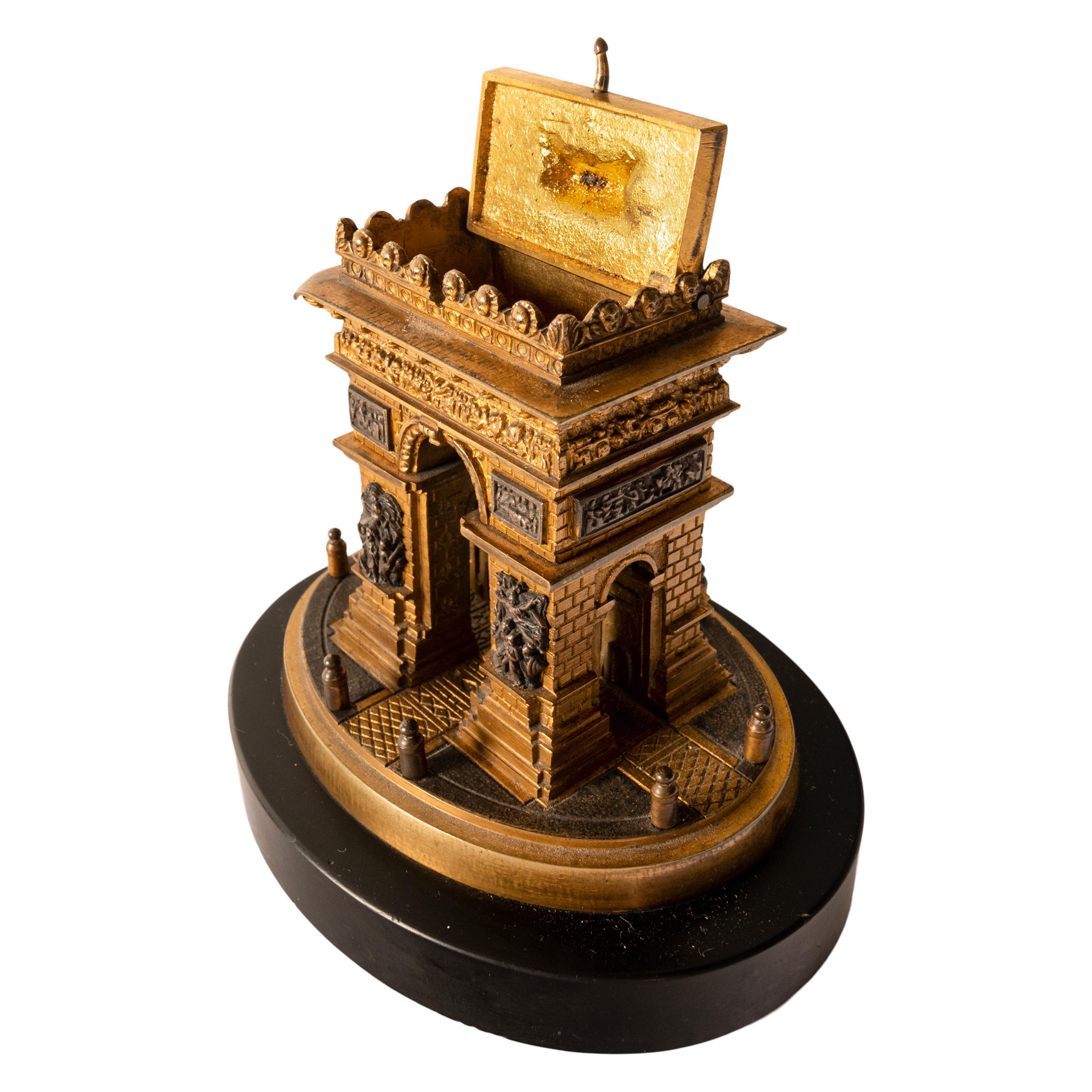 Antikes französisches architektonisches Modell der Grand Tour aus vergoldeter Bronze, Arc de Triomphe 1825 (Frühes 19. Jahrhundert) im Angebot
