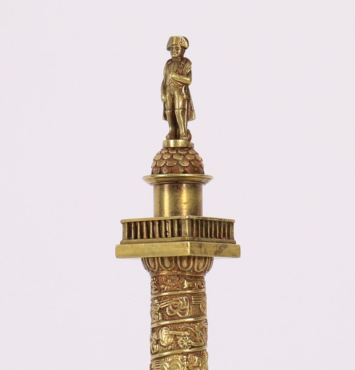 Voici un magnifique modèle ancien en bronze doré du Grand Tour français de la colonne Vendôme, datant d'environ 1880.
 
Ce splendide bronze représente Napoléon I+I debout, vêtu de sa redingote et de son chapeau, d'après l'original de Charles-Émile