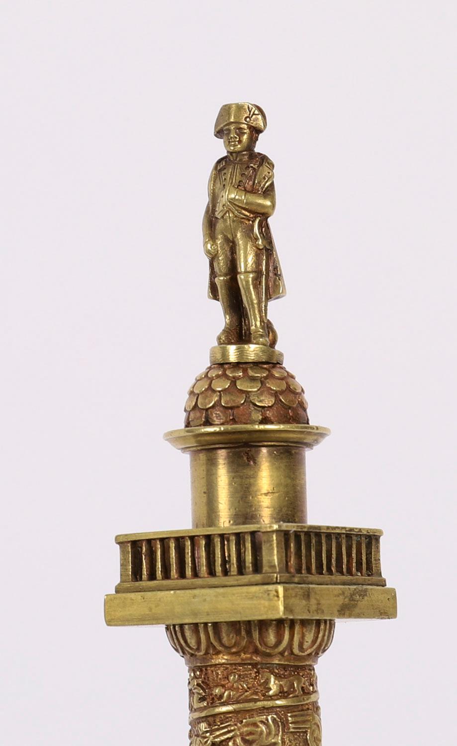 Français Antiquité française Grand Tour Modèle en bronze doré de la colonne Vendôme 19ème siècle en vente