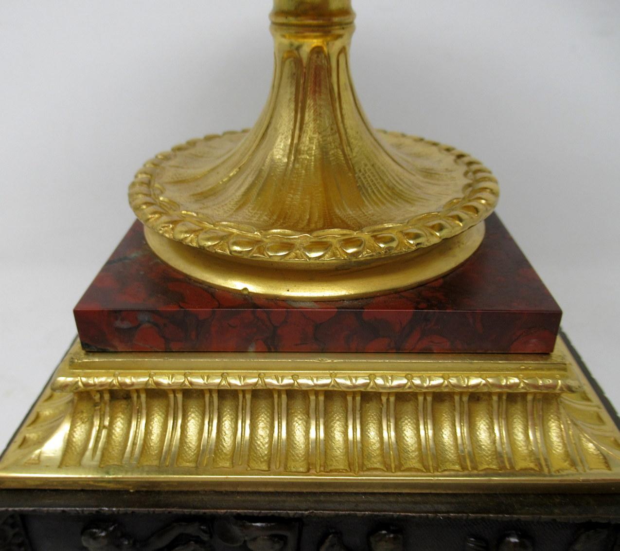 Ancien vase-urne Grand Tour français en bronze doré et marbre, centre de table, 19ème siècle en vente 3