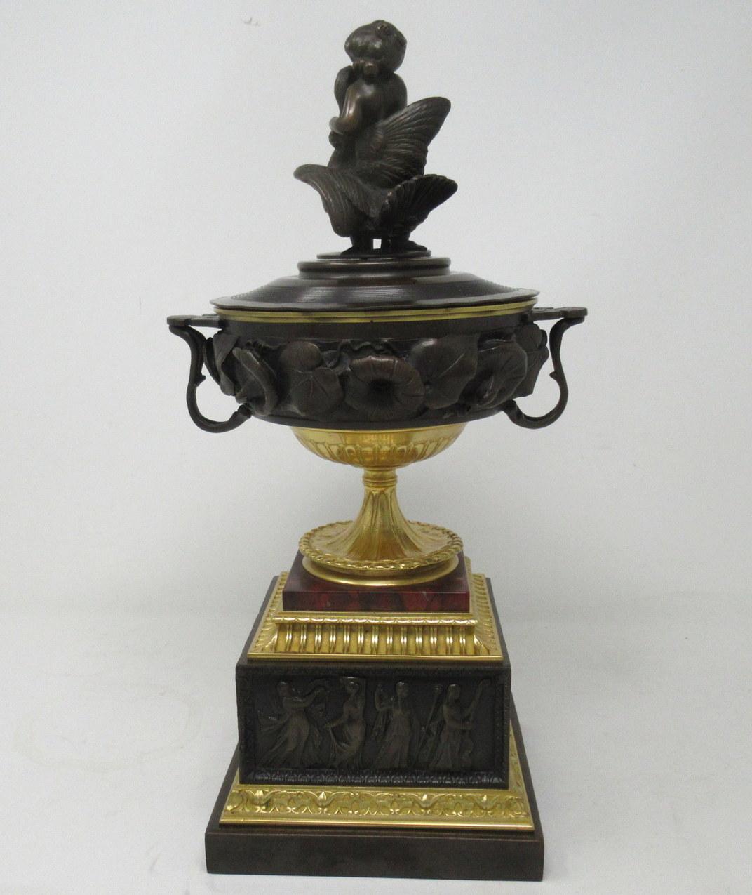 Superbe exemple d'une urne à deux anses de qualité muséale, avec couvercle en bronze et bronze doré. Premier quart du XIXe siècle, peut-être période Régence. 

La coupe principale est ornée d'un riche décor de feuilles et de fleurs appliquées en