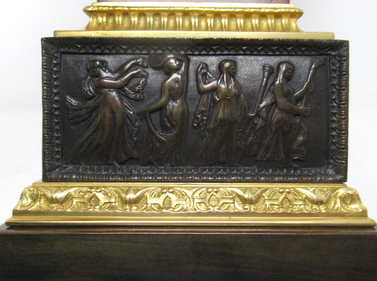 Regency Ancien vase-urne Grand Tour français en bronze doré et marbre, centre de table, 19ème siècle en vente