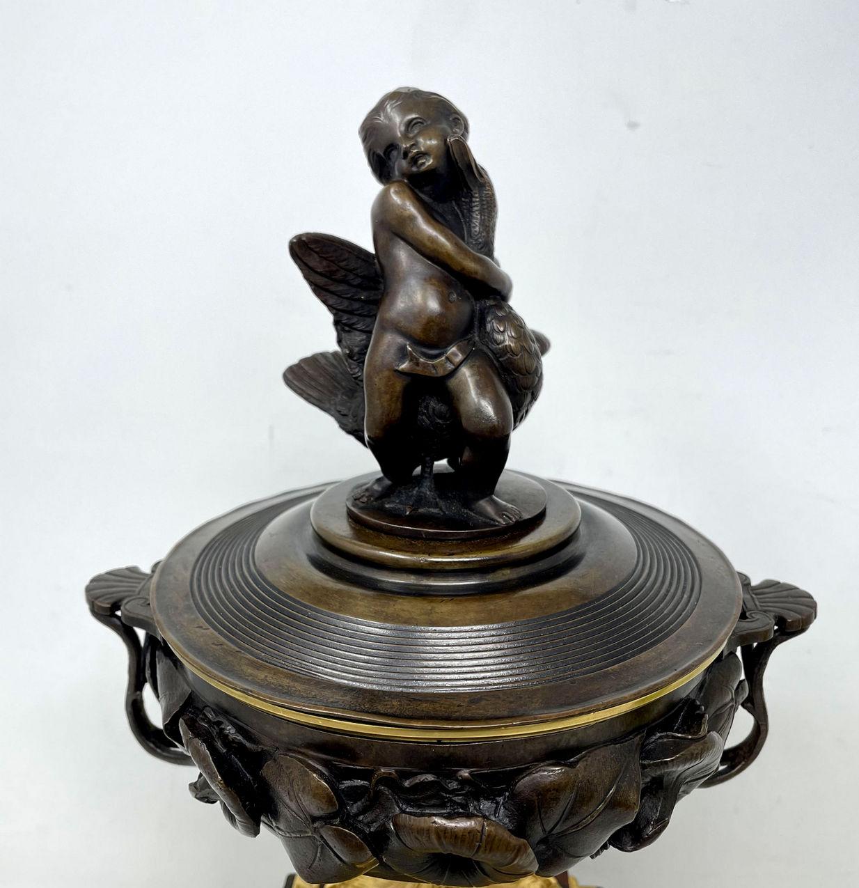 XIXe siècle Ancien vase-urne Grand Tour français en bronze doré et marbre, centre de table, 19ème siècle en vente