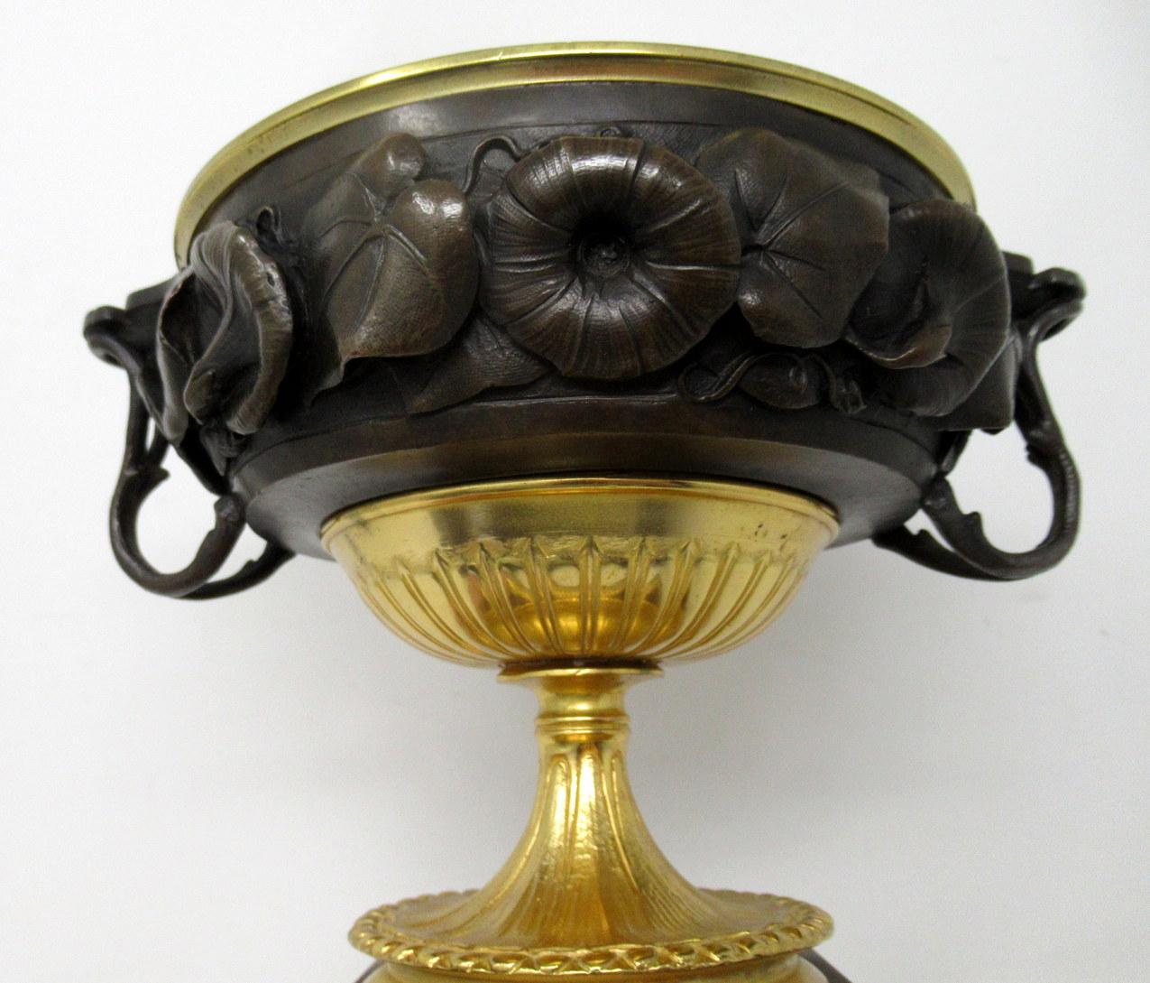 Antike französische Grand Tour Ormolu Bronze Dore Marmor Urne Vase Tafelaufsatz 19. Jahrhundert im Angebot 3