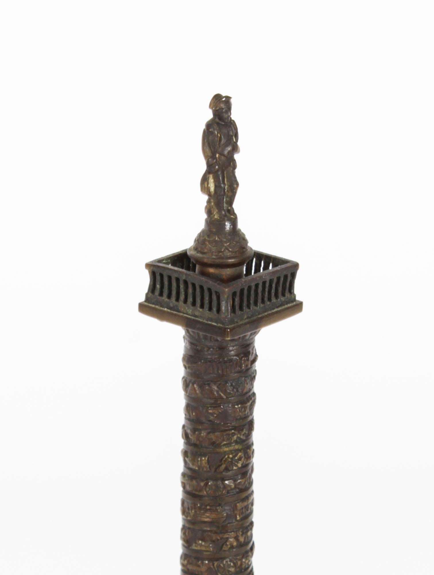 Si tratta di un meraviglioso modello antico in bronzo del Grand Tour francese della Colonna Vendome, datato circa 1880.
 
Questo splendido bronzo raffigura Napoleone I in piedi con il suo cappotto 