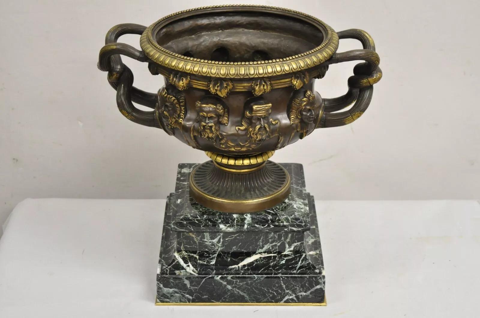  Antique French Grand Tour Patinated Bronze Barbedienne Paris Warwick Vase. Circa metà del XIX secolo. Misure: 16