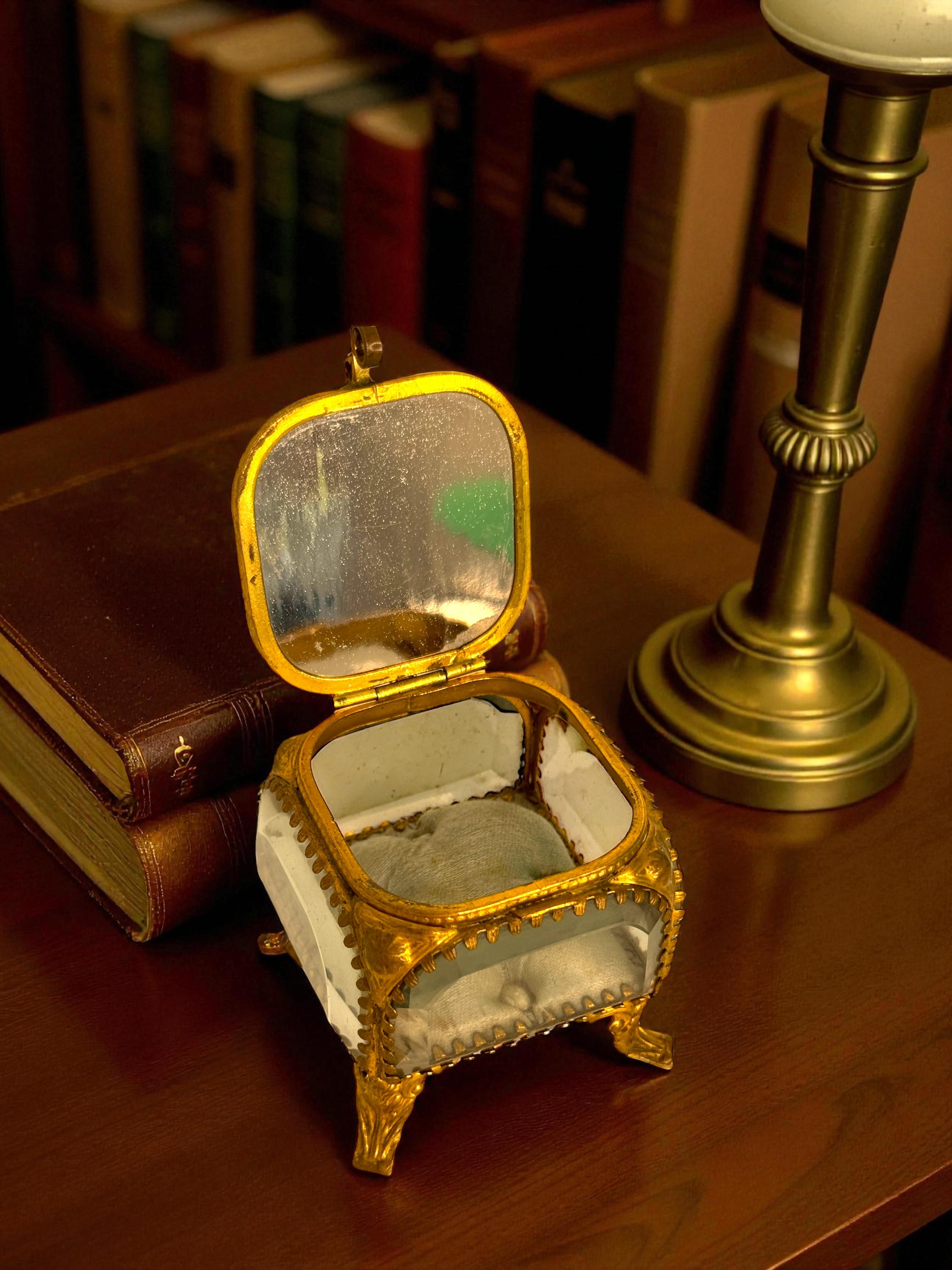 Antique French Grand Tour Souvenir Casket, Beveled Glass & Eglomise of Opera en vente 7