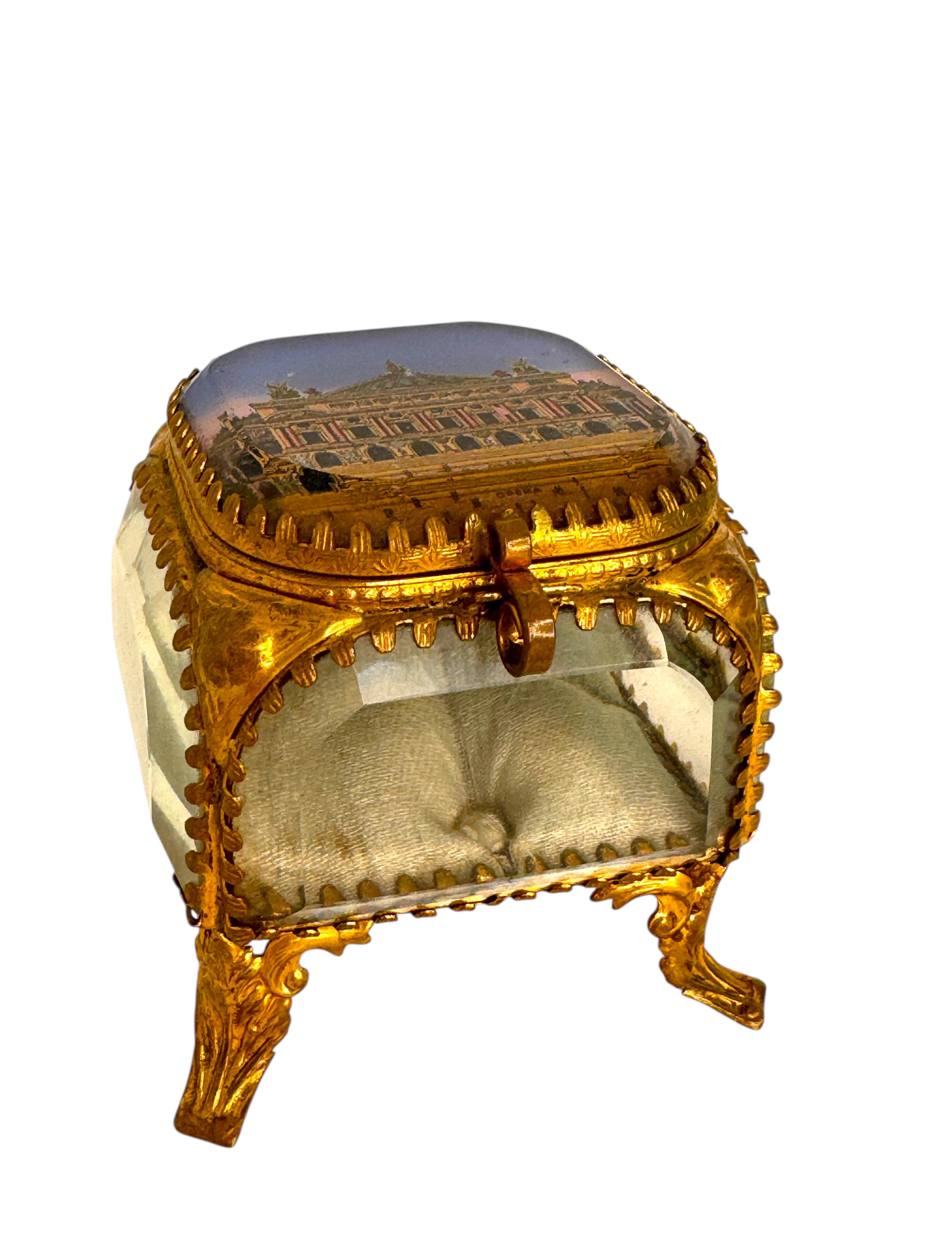 Ancien coffret d'églomisé français - Souvenir de France, circa 1900

Un charmant cercueil français ancien, datant d'environ 1900, avec des ferrures en laiton doré et des panneaux en verre transparent. Le couvercle à charnière présente un verre