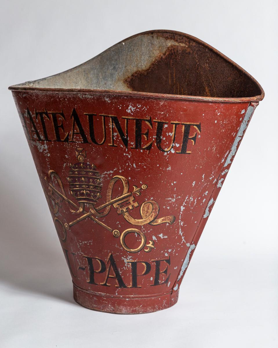 Antique French Grape Gathering Hod, Chateauneuf du Pape, inizio XX secolo. Hod in zinco dipinto a mano con lo stemma di Chateauneuf du Pape.