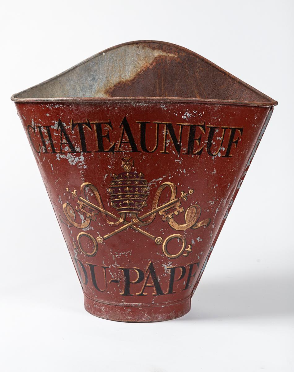 Francese Antique French Grape Gathering Hod, Chateauneuf du Pape, inizio XX secolo in vendita